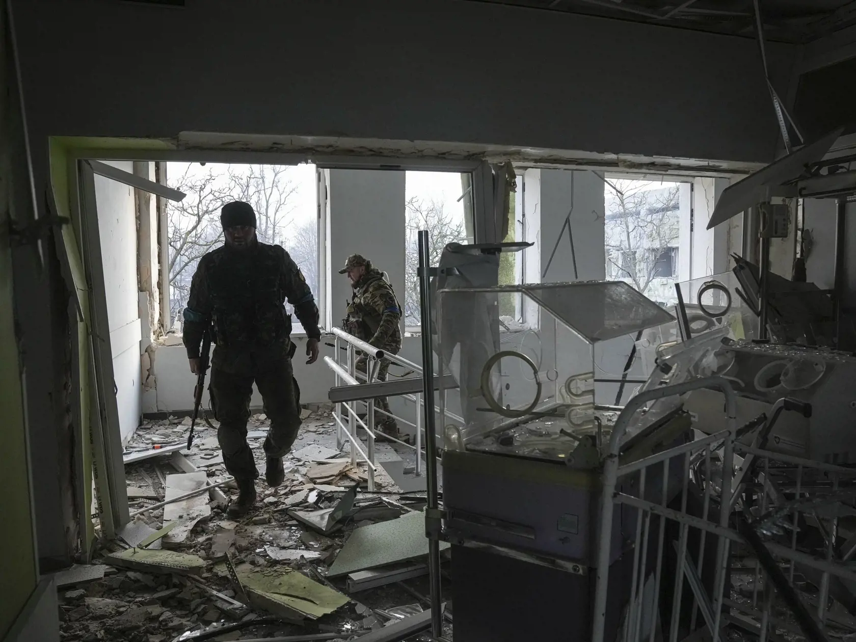 KK42 Mariupol - Na snímke ukrajinskí vojaci pracujú na mieste zničenej budovy pôrodnice po ostreľovaní v Mariupole počas štrnásteho dňa ruskej invázie na Ukrajine v stredu 9. marca 2022.