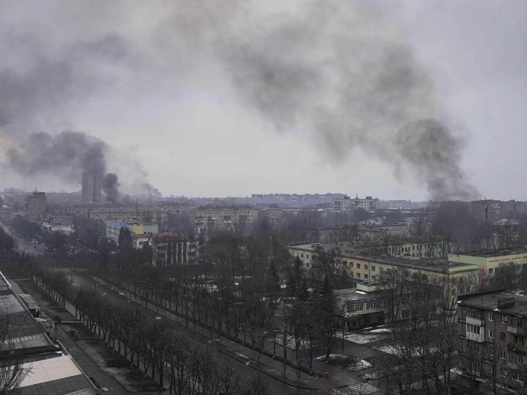 KK47 Mariupol - Na snímke dym stúpa po ostreľovaní v Mariupole počas štrnásteho dňa ruskej invázie na Ukrajine v stredu 9. marca 2022.