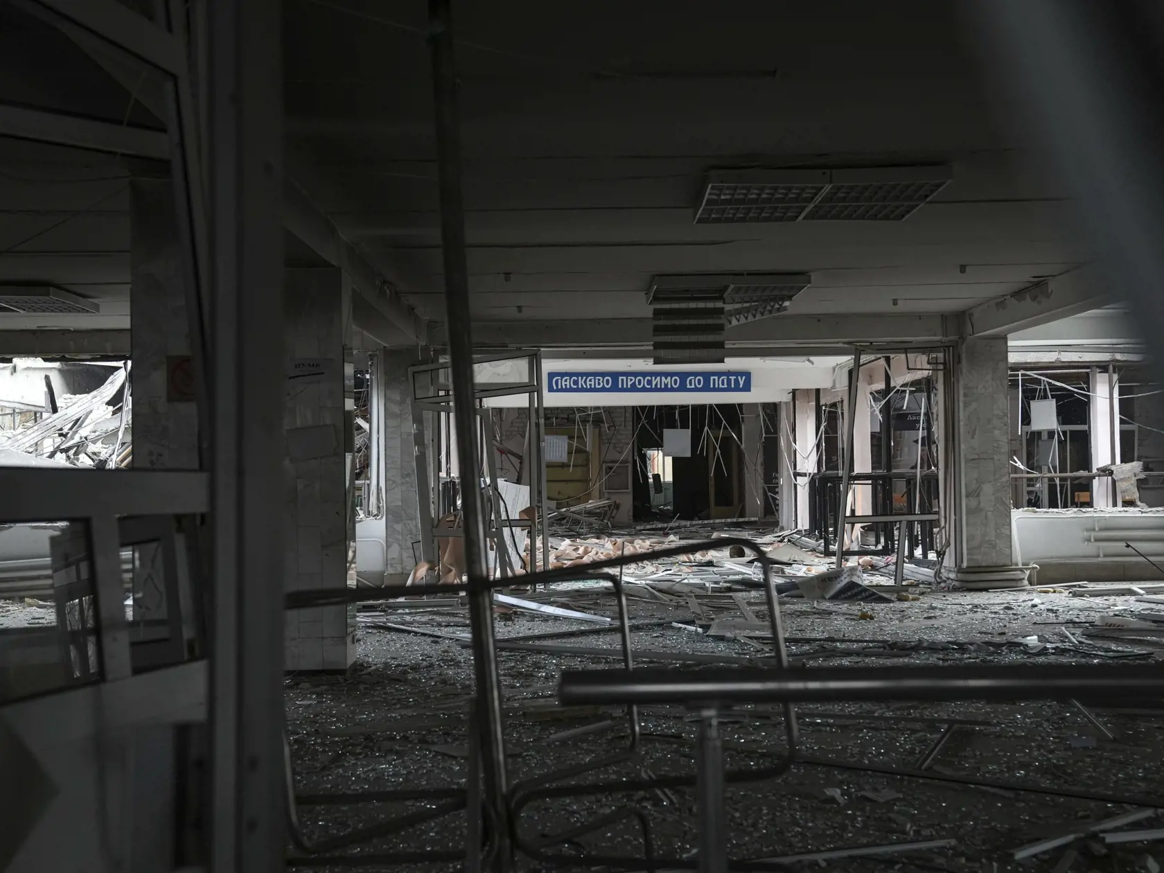 KK56 Mariupol - Na snímke budova zničenej štátnej technickej univerzity v pätnásty deň ruskej invázie na Ukrajine vo štvrtok 10. marca 2022 v Mariupole. FOTO TASR/AP