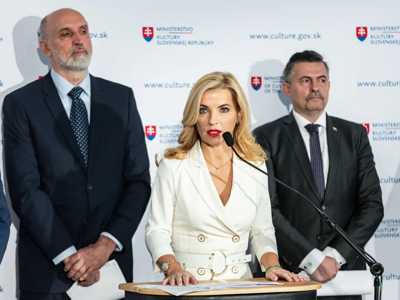 Ministerka kultúry Martina Šimkovičová (nom. SNS), dočasný riaditeľ SNG Jaroslav Niňaj (vľavo) a generálny tajomník služobného úradu rezortu kultúry Lukáš Machala.