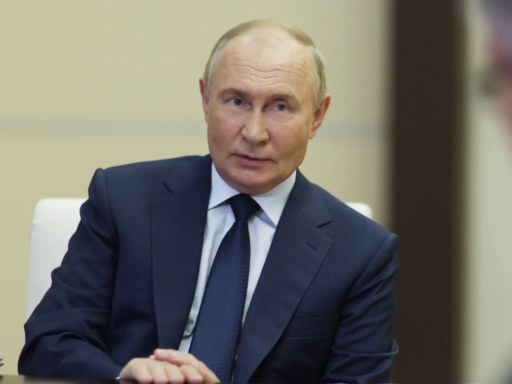 Ruský prezident Vladimir Putin (vľavo) sa rozpráva s úradujúcim guvernérom  regiónu Tula Dmitrijom Miljajevom počas ich stretnutia v jeho rezidencii Novo-Ogarjovo pri Moskve 15. augusta 2024.