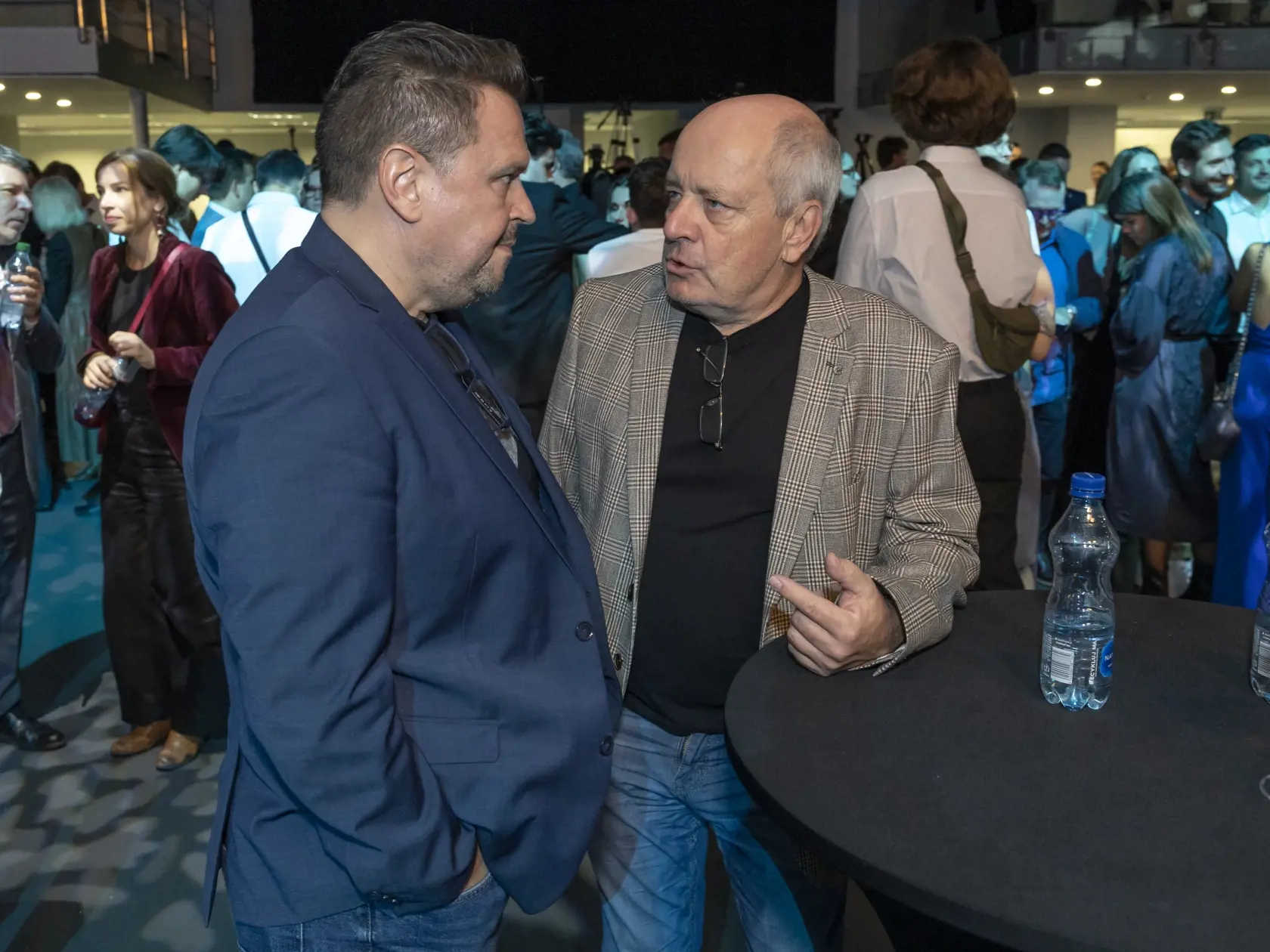 Parlamentné voľby na Slovensku. Volebná centrála strany Progresívne Slovensko. Na snímke vpravo je herec Matej Landl.