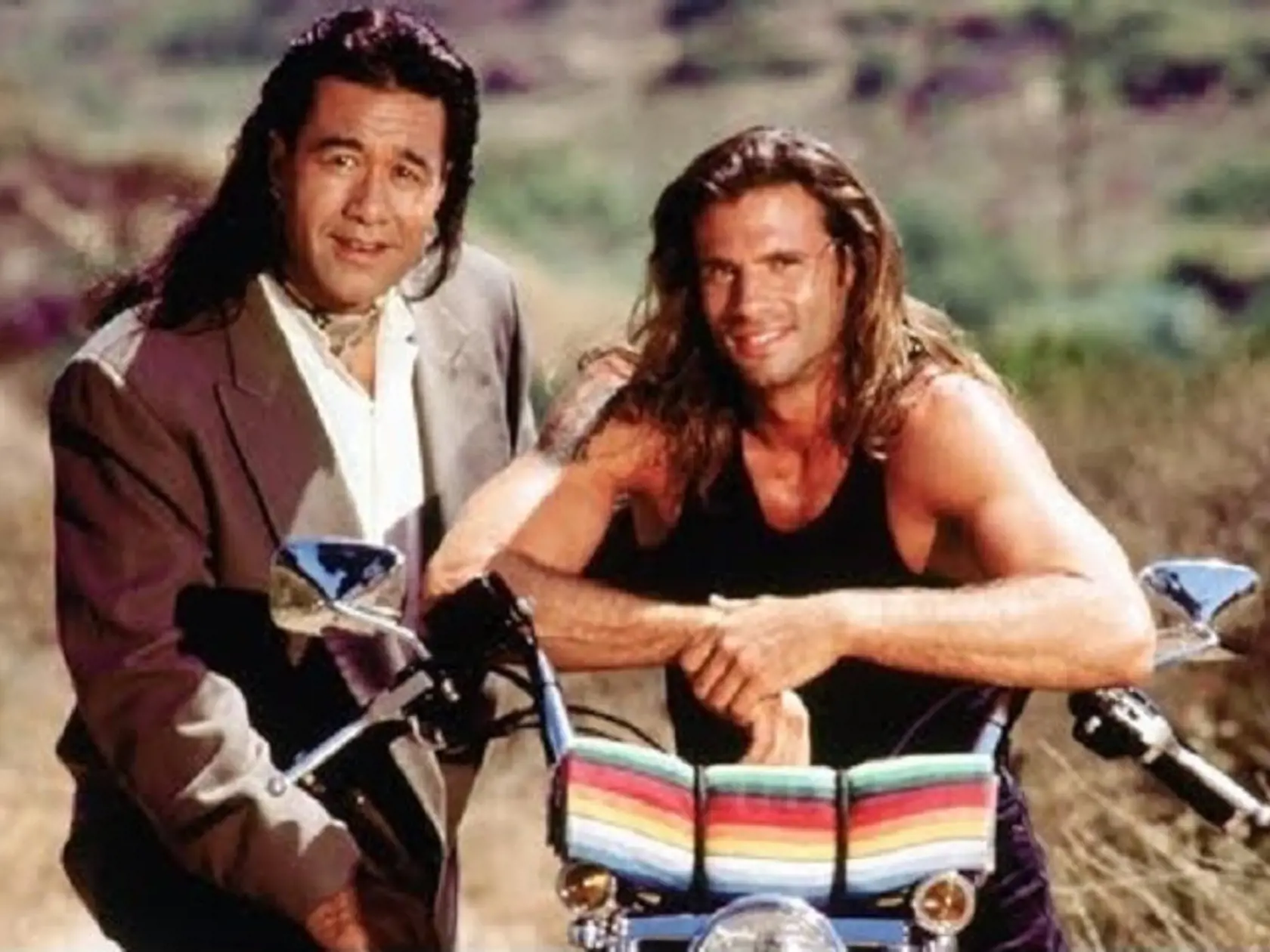 Sympatického indiána a lovca ľudí Bobbyho stvárnil Branscombe Richmond, Samotného Reno Rainsa si zahral Lorenzo Lamas, s ktorým sa rola odpadlíka ťahá celý život.
