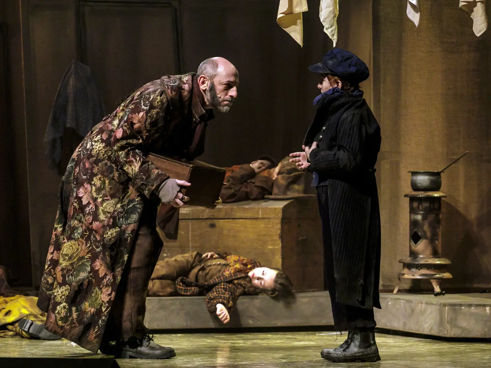 Na snímke sprava herci Tomáš Novák (Oliver Twist) a Csongor Kassai (Fagin) počas verejnej generálky muzikálu Oliver! v Divadle Nová scéna v Bratislave 7. marca 2024. FOTO TASR - Dano Veselský