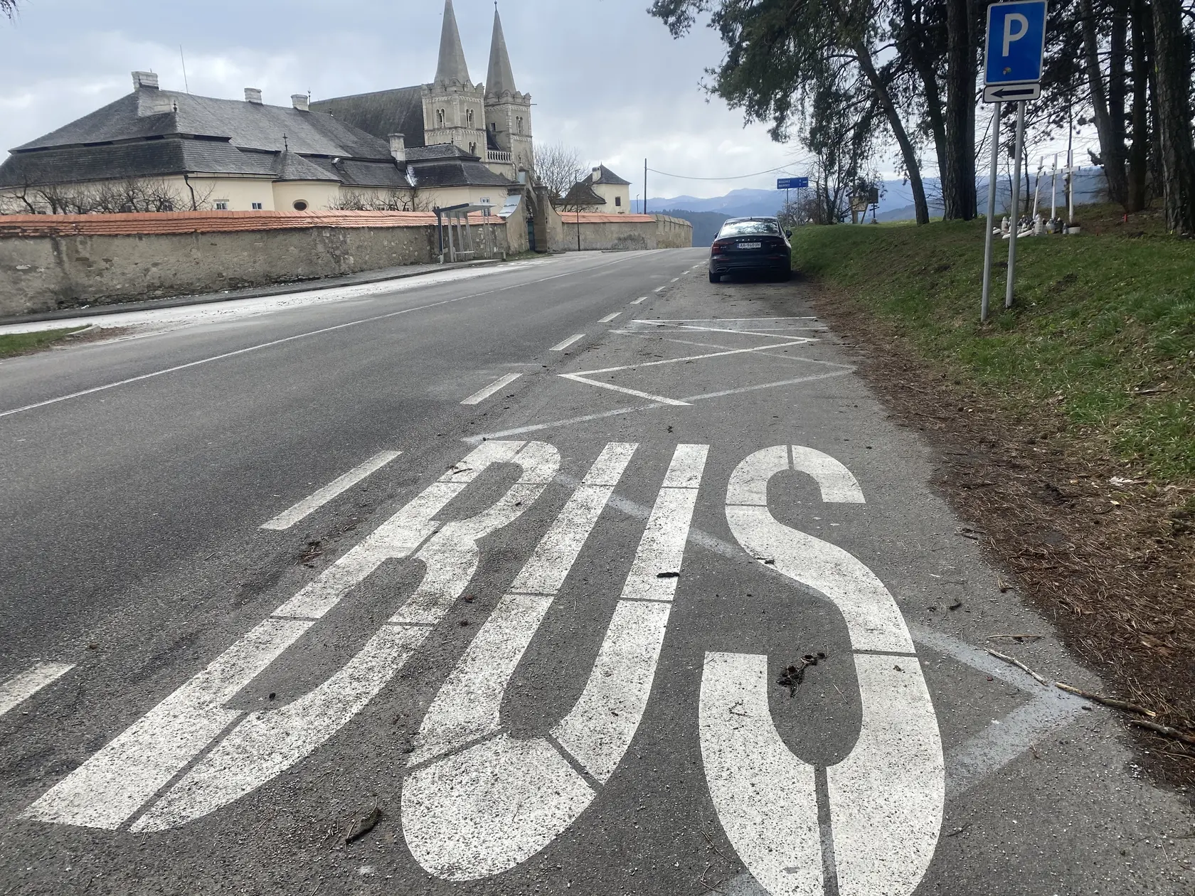 Súčasná nevyhovujúca a nebezpečná zastávka pre autobusy v Spišskom Podhradí (okres Levoča) pri cirkevnom mestečku Spišská Kapitula. 