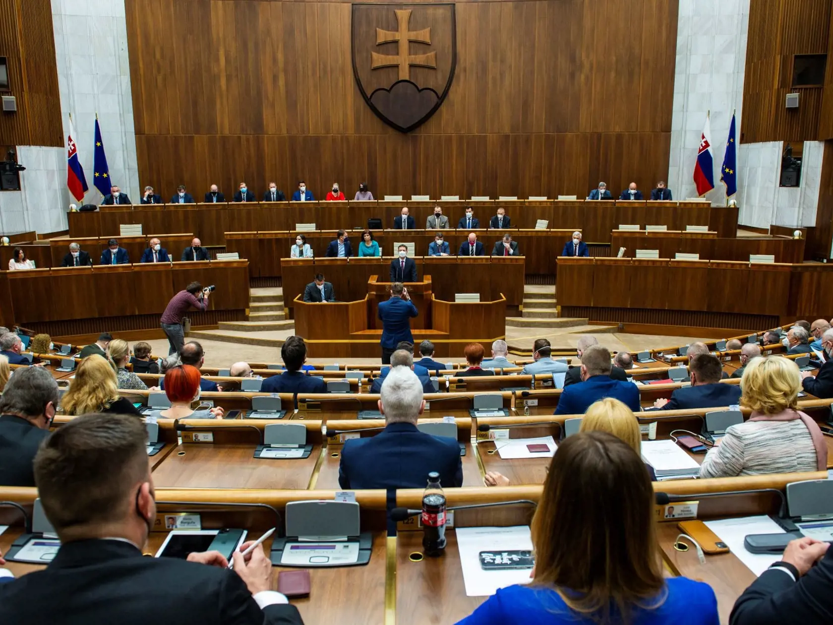 Ak nie je preukázané kolúzne správanie obvineného, základná dĺžka trvania kolúznej väzby by mohla byť päť mesiacov. Zároveň v tomto prípade nemá byť možné ani jej ďalšie predĺženie. Predpokladá to návrh novely Trestného poriadku z dielne rezortu spravodlivosti, ktorý vo štvrtok poslanci Národnej rady (NR) SR posunuli do druhého čítania. Novela obsahuje aj výnimky, pre ktoré by mohla kolúzna väzba trvať dlhšie.
