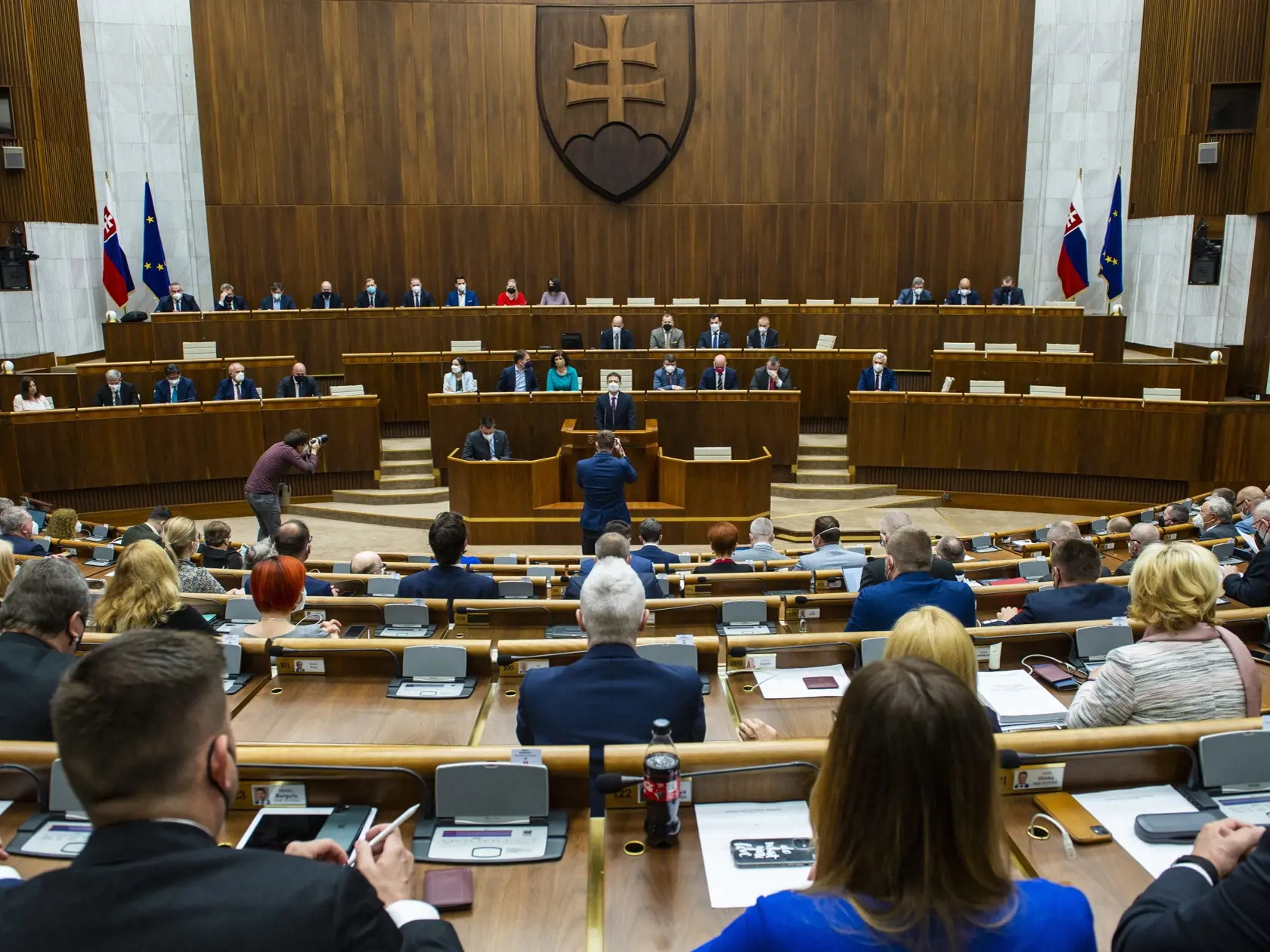Ak nie je preukázané kolúzne správanie obvineného, základná dĺžka trvania kolúznej väzby by mohla byť päť mesiacov. Zároveň v tomto prípade nemá byť možné ani jej ďalšie predĺženie. Predpokladá to návrh novely Trestného poriadku z dielne rezortu spravodlivosti, ktorý vo štvrtok poslanci Národnej rady (NR) SR posunuli do druhého čítania. Novela obsahuje aj výnimky, pre ktoré by mohla kolúzna väzba trvať dlhšie.