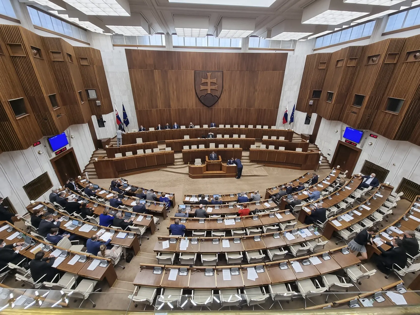 Ak nie je preukázané kolúzne správanie obvineného, základná dĺžka trvania kolúznej väzby by mohla byť päť mesiacov. Zároveň v tomto prípade nemá byť možné ani jej ďalšie predĺženie. Predpokladá to návrh novely Trestného poriadku z dielne rezortu spravodlivosti, ktorý vo štvrtok poslanci Národnej rady (NR) SR posunuli do druhého čítania. Novela obsahuje aj výnimky, pre ktoré by mohla kolúzna väzba trvať dlhšie.