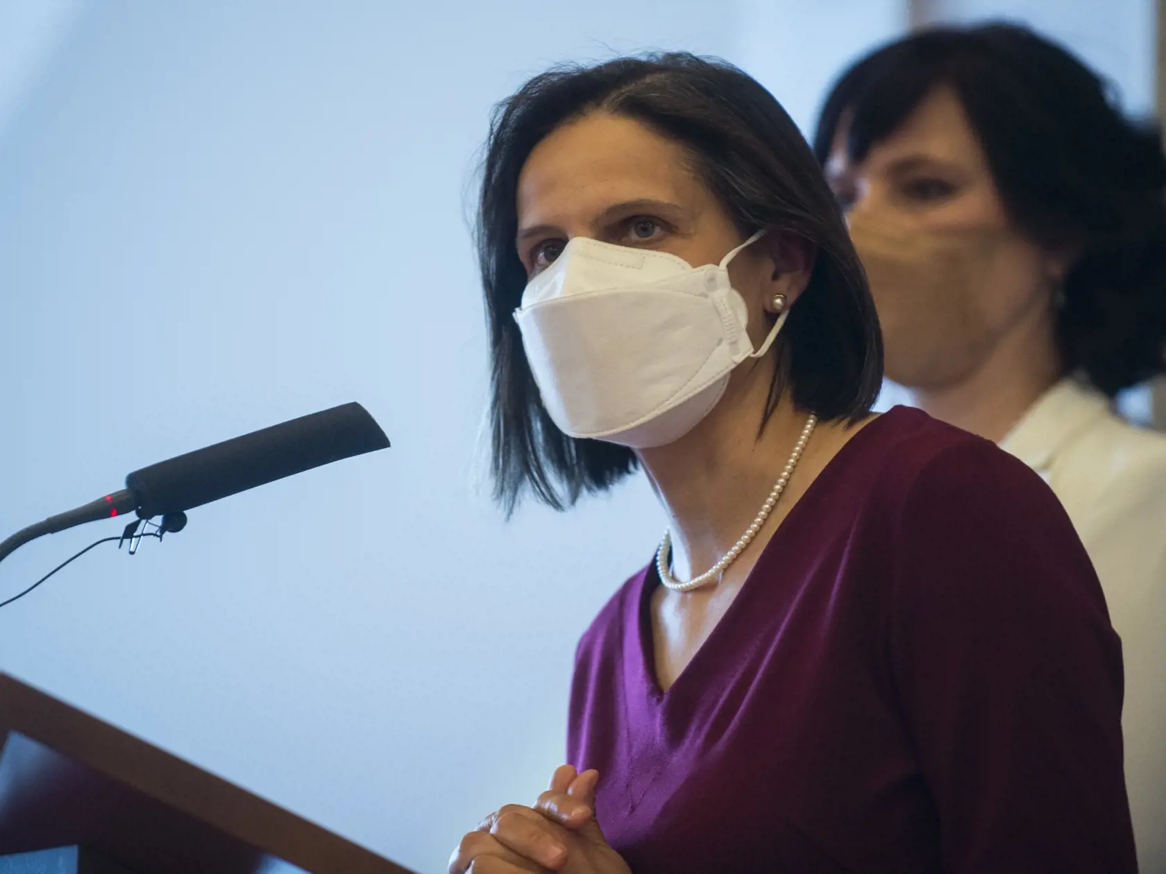 Na snímke je ministerka spravodlivosti SR Mária Kolíková (Za ľudí) počas tlačovej konferencie pred mimoriadnym zasadnutím Národnej rady SR (NRSR).