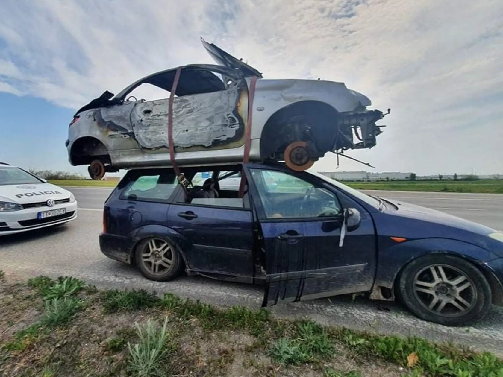 V jednom aute sa viezli a vrak druhého si naložili na strechu svojho Ford Focusu. Päťčlenná posádka chcela takto doviezť nepojazdné osobné auto do zberných surovín. Polícia ich však na cestnom obchvate Trnavy zastavila, na nebezpečný transport ju upozornili vodiči, ktorí sa zaňho dostali do kolóny.