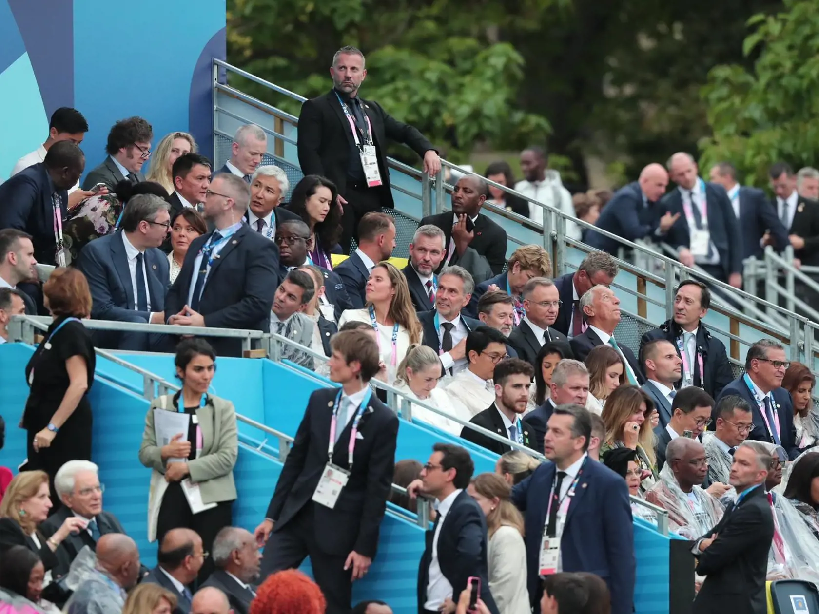 Peter Pellegrini a Matúš Šutaj Eštok na otváracom ceremoniáli olympijských hier v Paríži.