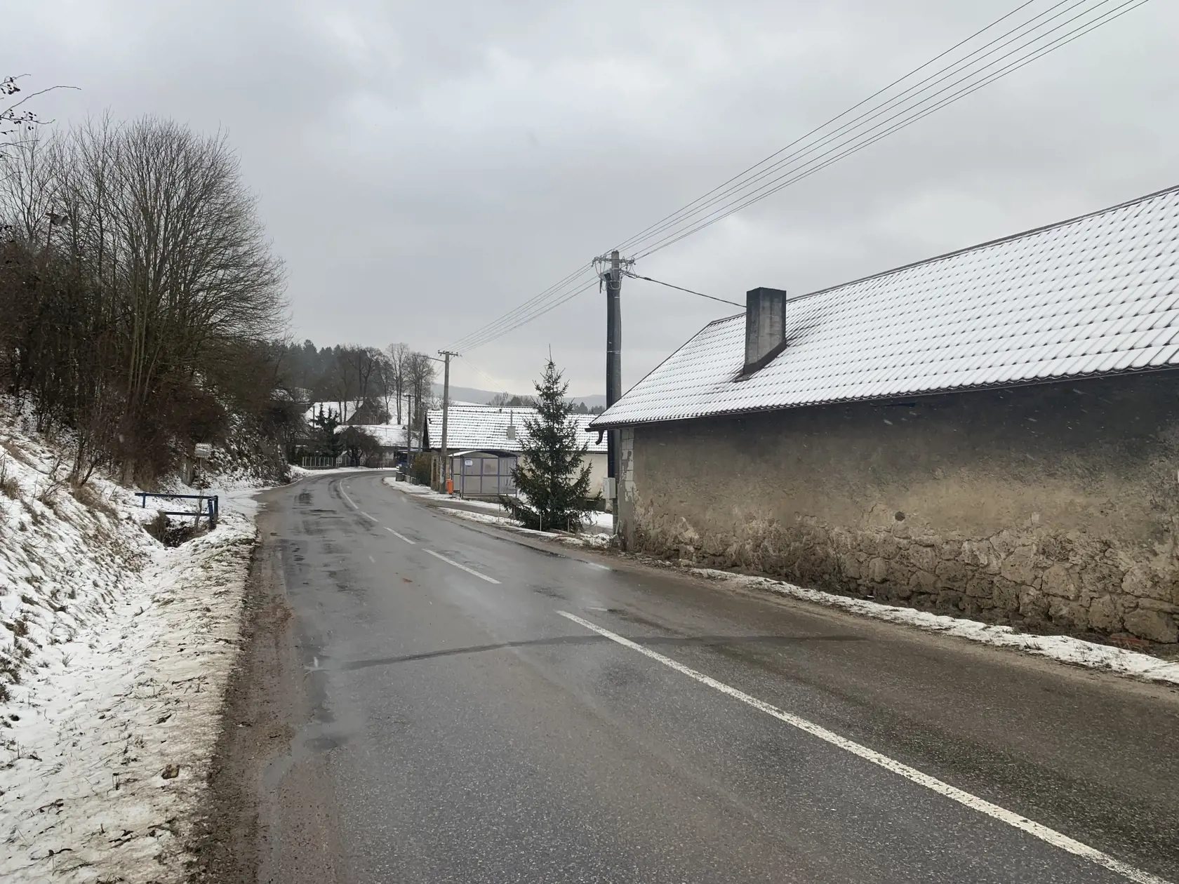Nehoda sa stala v časti Domaniže, v Kardošovej Vieske.