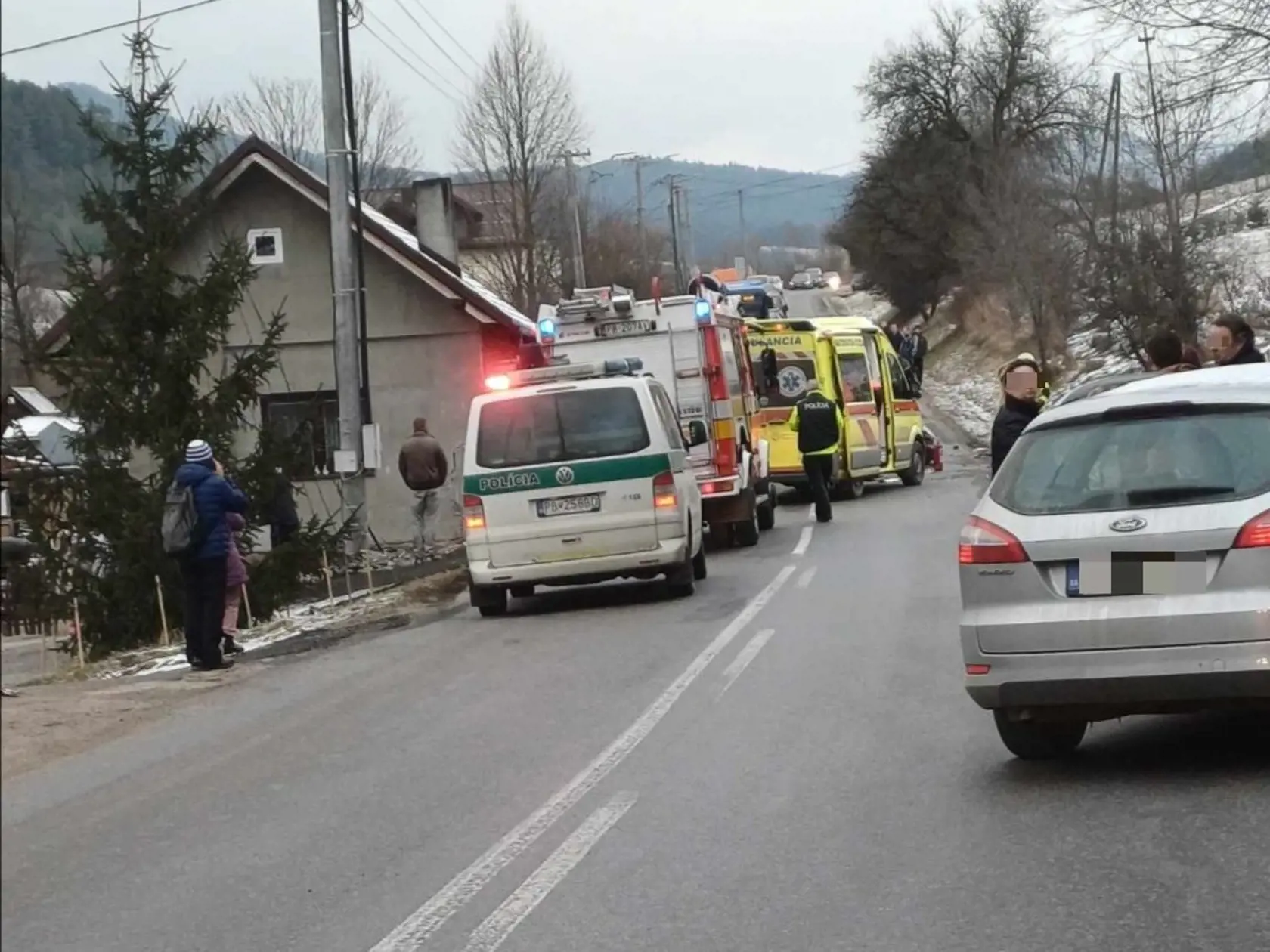 Auto vpálilo v časti Domaniže do rodinného domu. Viezť sa v ňom mali štyria mladí muži.