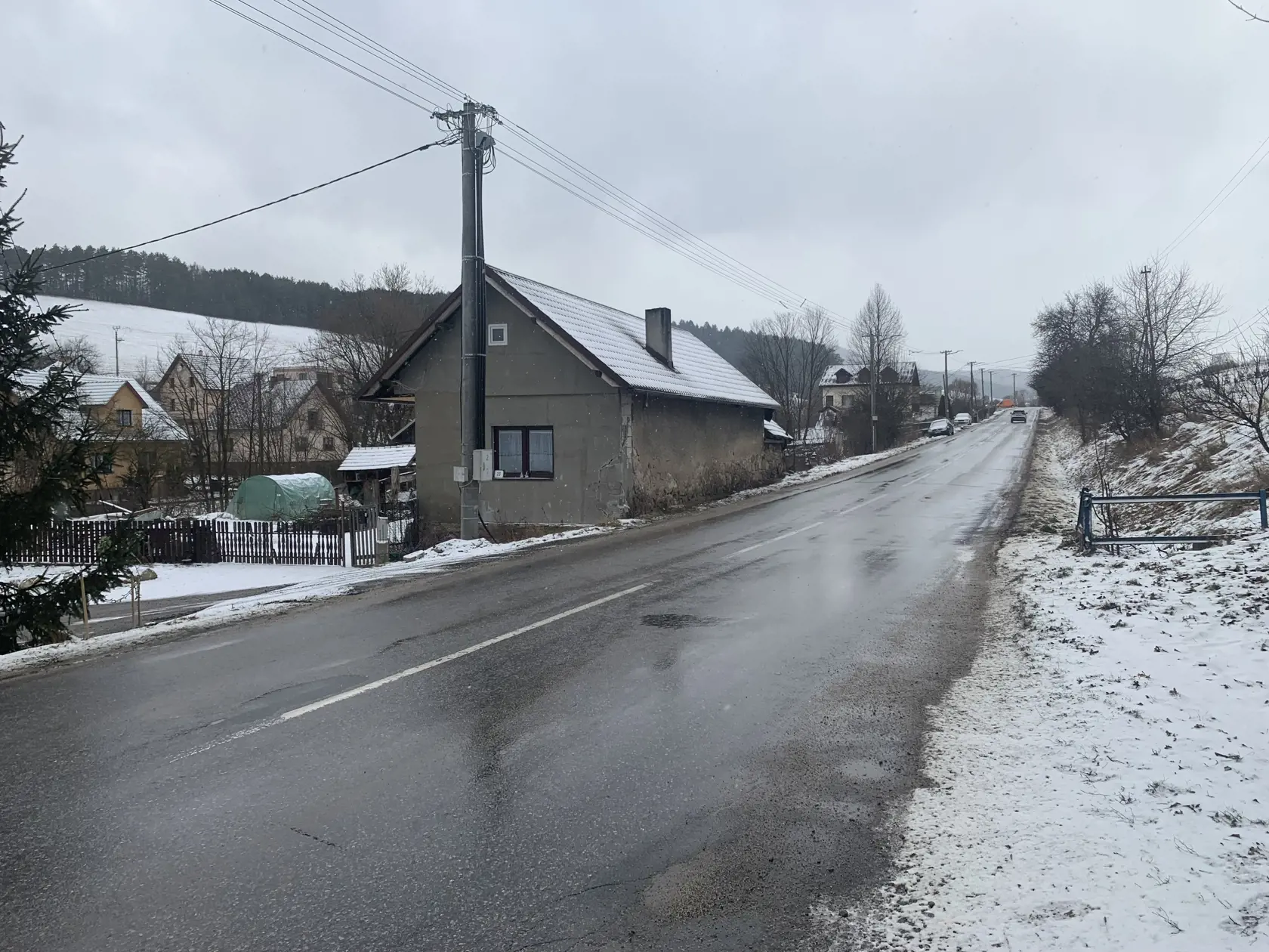 Neskúsený mladý vodič dostal potom, ako predbiehal a prešiel ľavotočivú zákrutu šmyk a vrazil rovno do tohto domu.