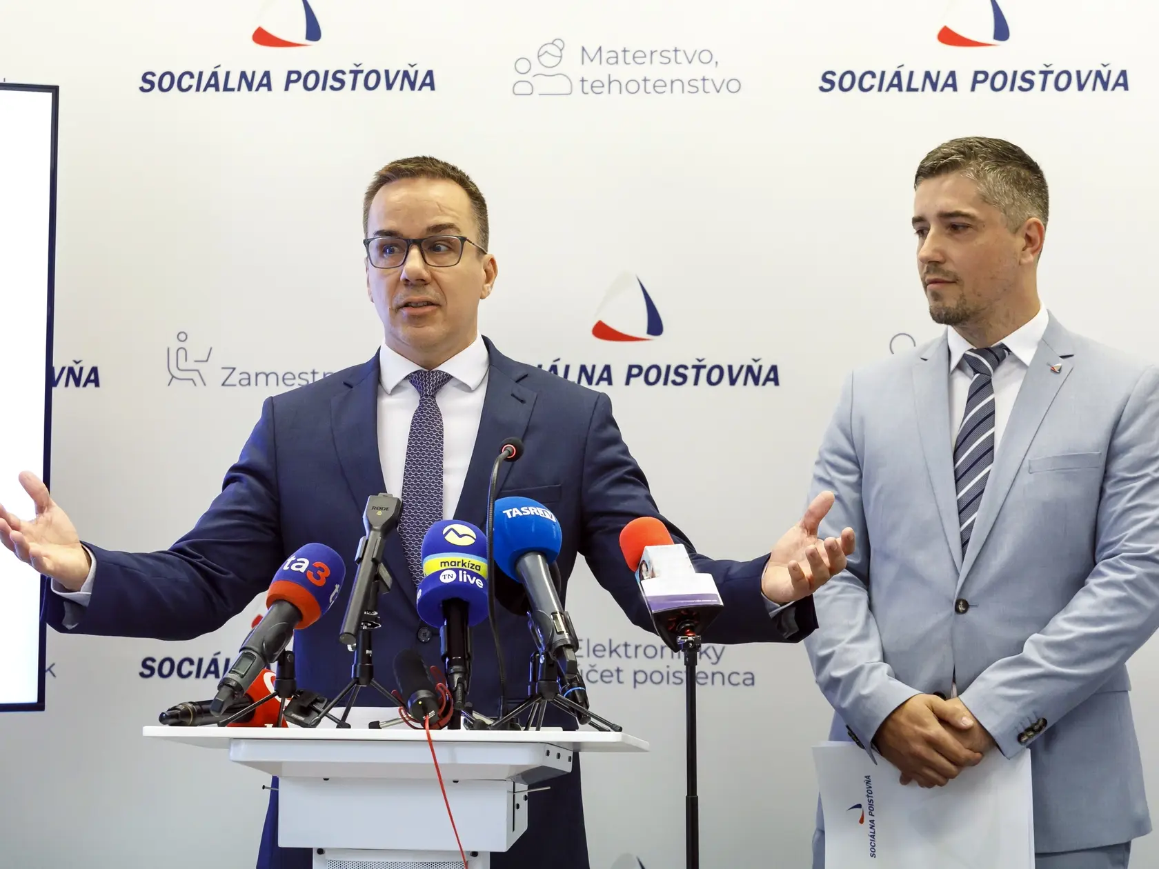 Na snímke zľava minister práce, sociálnych vecí a rodiny SR Erik Tomáš (Hlas-SD) a riaditeľ Sekcie dôchodkového poistenia Sociálnej poisťovne (SP) Martin Hloušek predstavujú počas tlačovej konferencie ďalšie novinky Sociálnej poisťovne v elektronickom účte poistenca. V Bratislave, 11. júna 2025. FOTO TASR - Dano Veselský