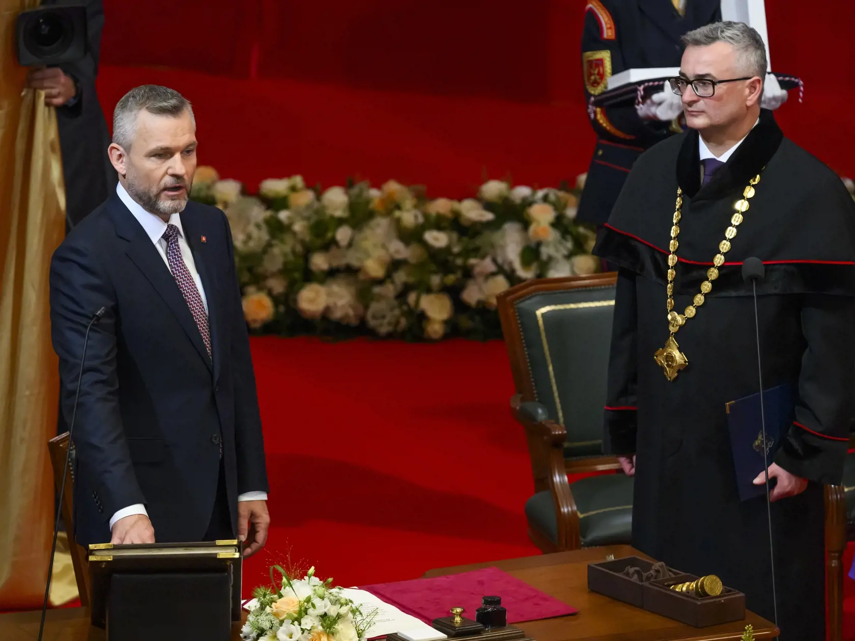 Na snímke vľavo zvolený prezident SR Peter Pellegrini skladá sľub predpísaný Ústavou SR do rúk predsedu Ústavného súdu SR Ivana Fiačana (vpravo) počas slávnostnej schôdze Národnej rady SR pri príležitosti zloženia sľubu prezidenta SR v priestoroch budovy Slovenskej filharmónie 15. júna 2024 v Bratislave. FOTO TASR - Jaroslav Novák