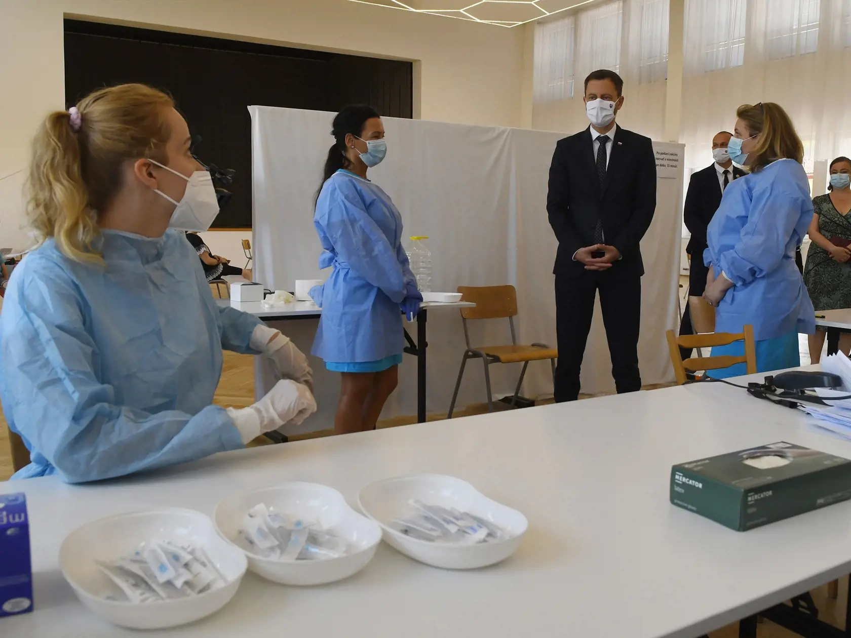 Predseda vlády SR Eduard Heger navštívil mobilné očkovacie centrum v obci Široké, okres Prešov.
Na snímke predseda vlády SR Eduard Heger v mobilnom očkovacom centre v obci Široké 18. júna 2021. FOTO TASR – Milan Kapusta