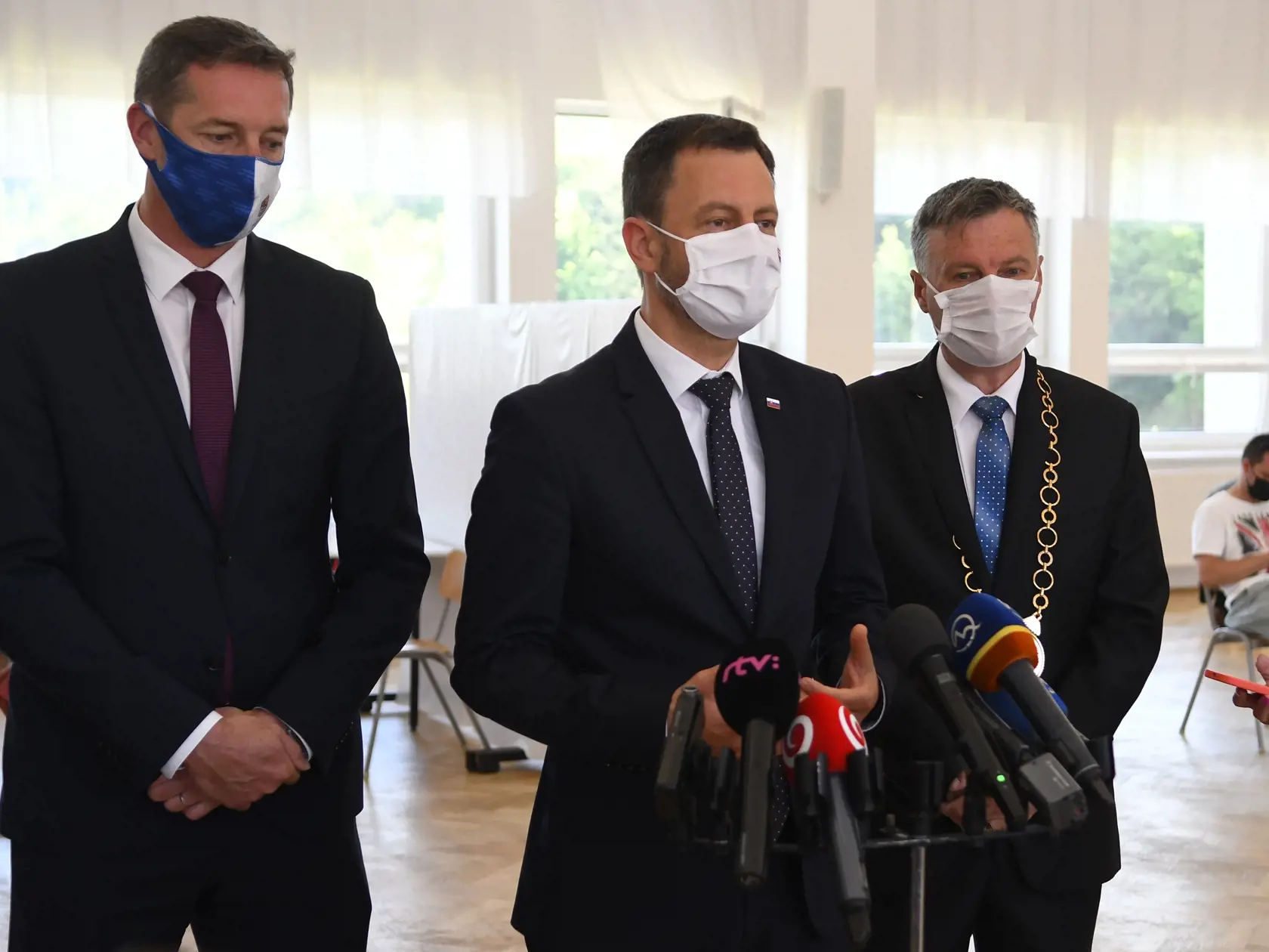 Predseda vlády SR Eduard Heger navštívil mobilné očkovacie centrum v obci Široké, okres Prešov.
Na snímke v mobilnom očkovacom centre v obci Široké uprostred predseda vlády SR Eduard Heger, vľavo predseda Prešovského samosprávneho kraja Milan Majerský a vpravo starosta obce Široké Stanislav Bartoš 18. júna 2021. FOTO TASR – Milan Kapusta
