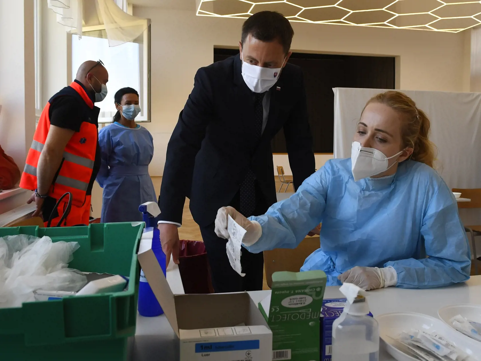 Predseda vlády SR Eduard Heger navštívil mobilné očkovacie centrum v obci Široké, okres Prešov.
Na snímke predseda vlády SR Eduard Heger, vpravo zdravotníčka Lívia Jukubčinová v mobilnom očkovacom centre v obci Široké 18. júna 2021. FOTO TASR – Milan Kapusta