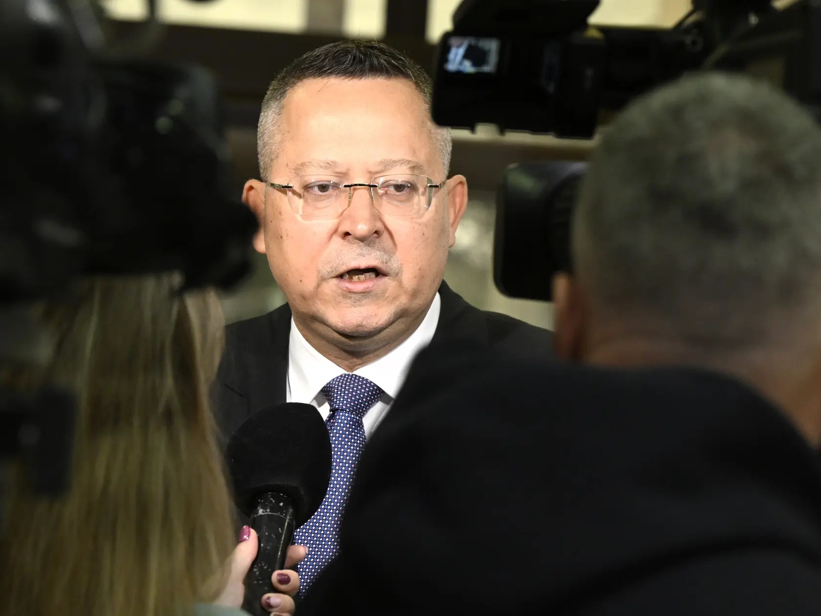 Na snímke minister financií SR Ladislav Kamenický (Smer-SD) odpovedá na otázky novinárov pri príchode na mimoriadne 85. zasadnutie vlády SR v pondelok 7. apríla 2025 v Bratislave. FOTO TASR - Pavel Neubauer
