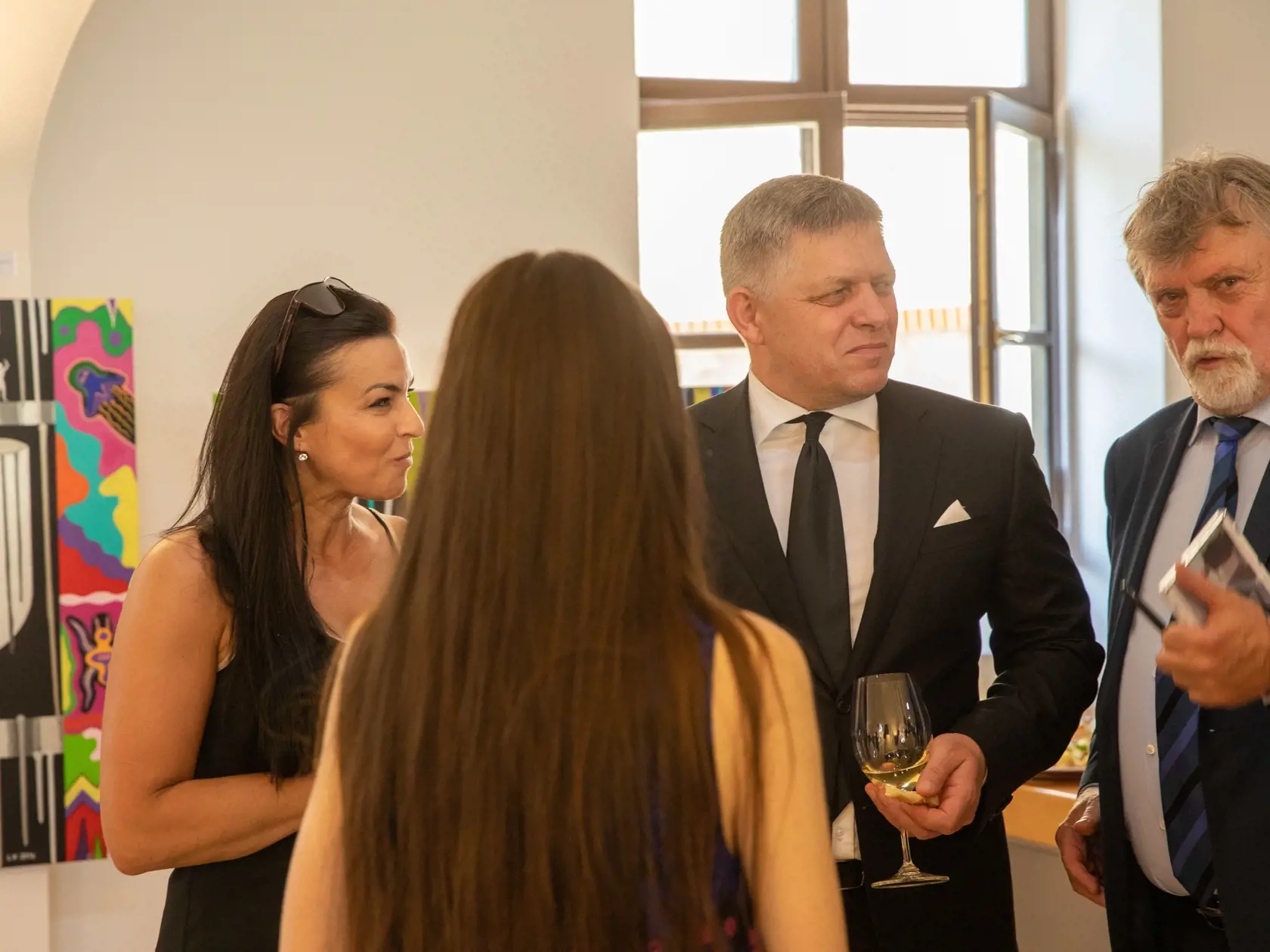 Šéf Smeru Robert Fico s poslancom strany Dušanom Jarjabkom počas vernisáže obrazov Ladislava Kamenického.