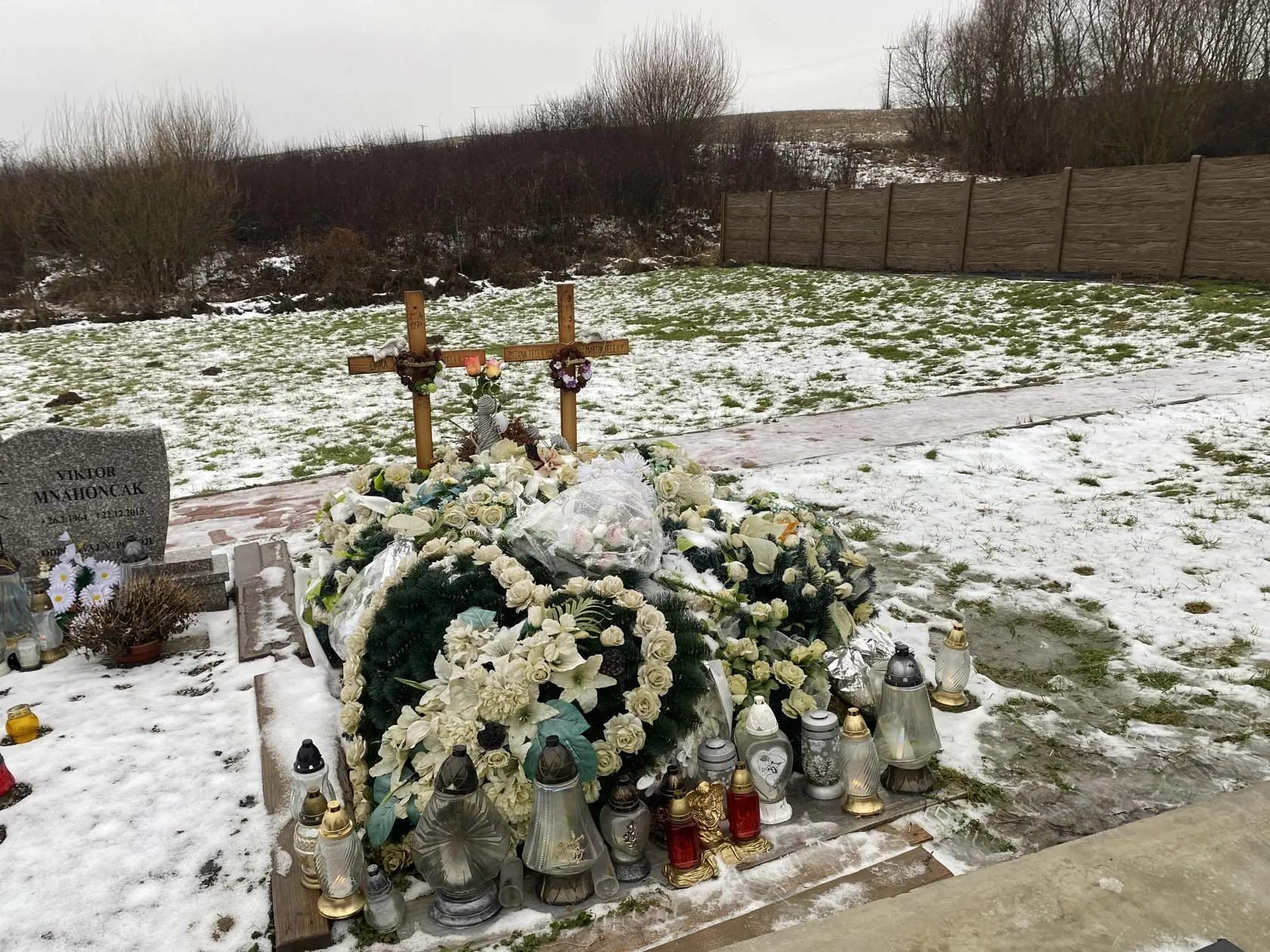 Na hrobe vo štvrtok dopoludnia horelo v kahancoch niekoľko sviečok.