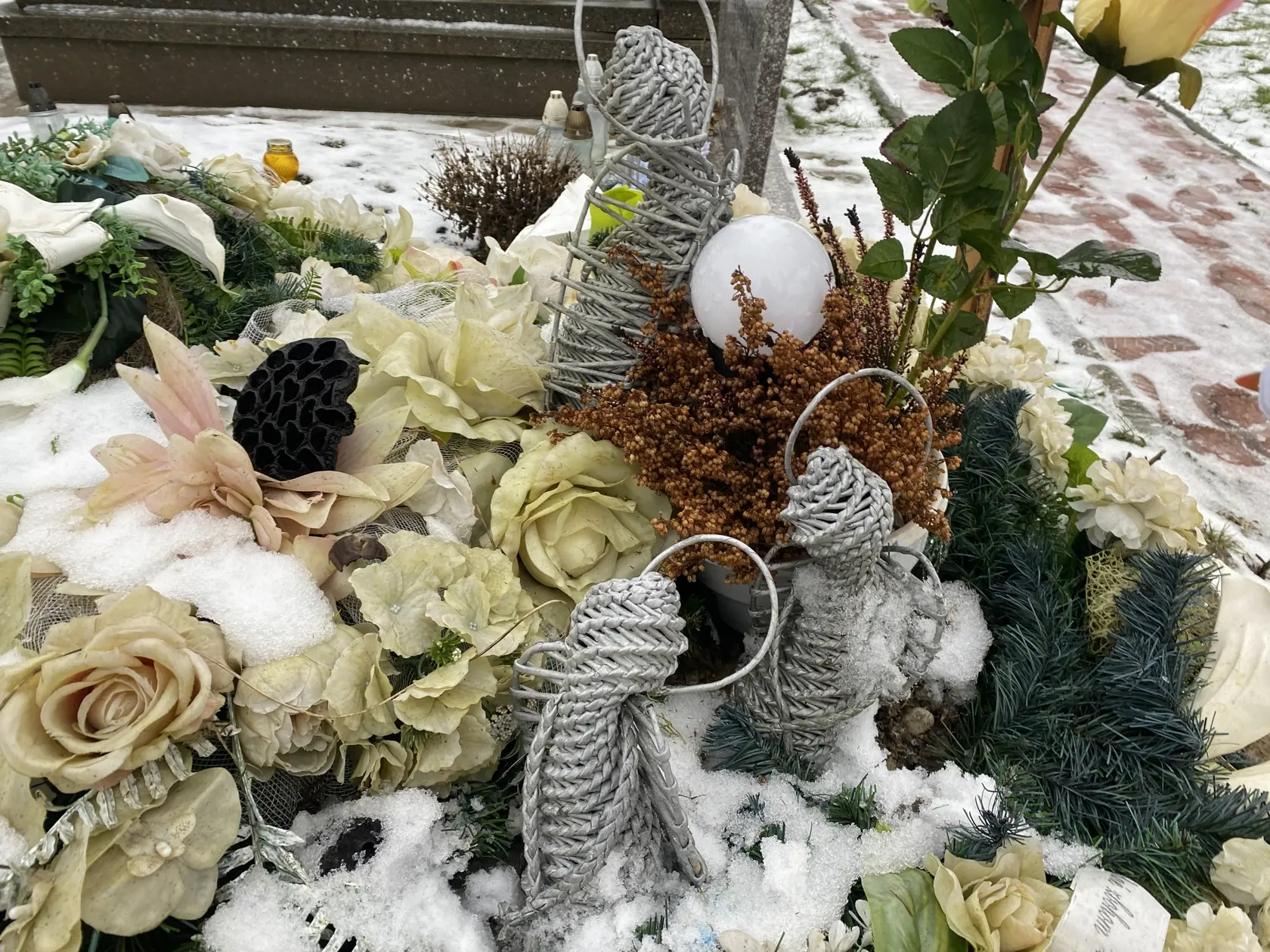 Na hrobe Zuzanky (†14) a Martinky (†12) a Eriky (†44) po pohrebe pribudli tri anjeliky uvité zo sivého prútia.