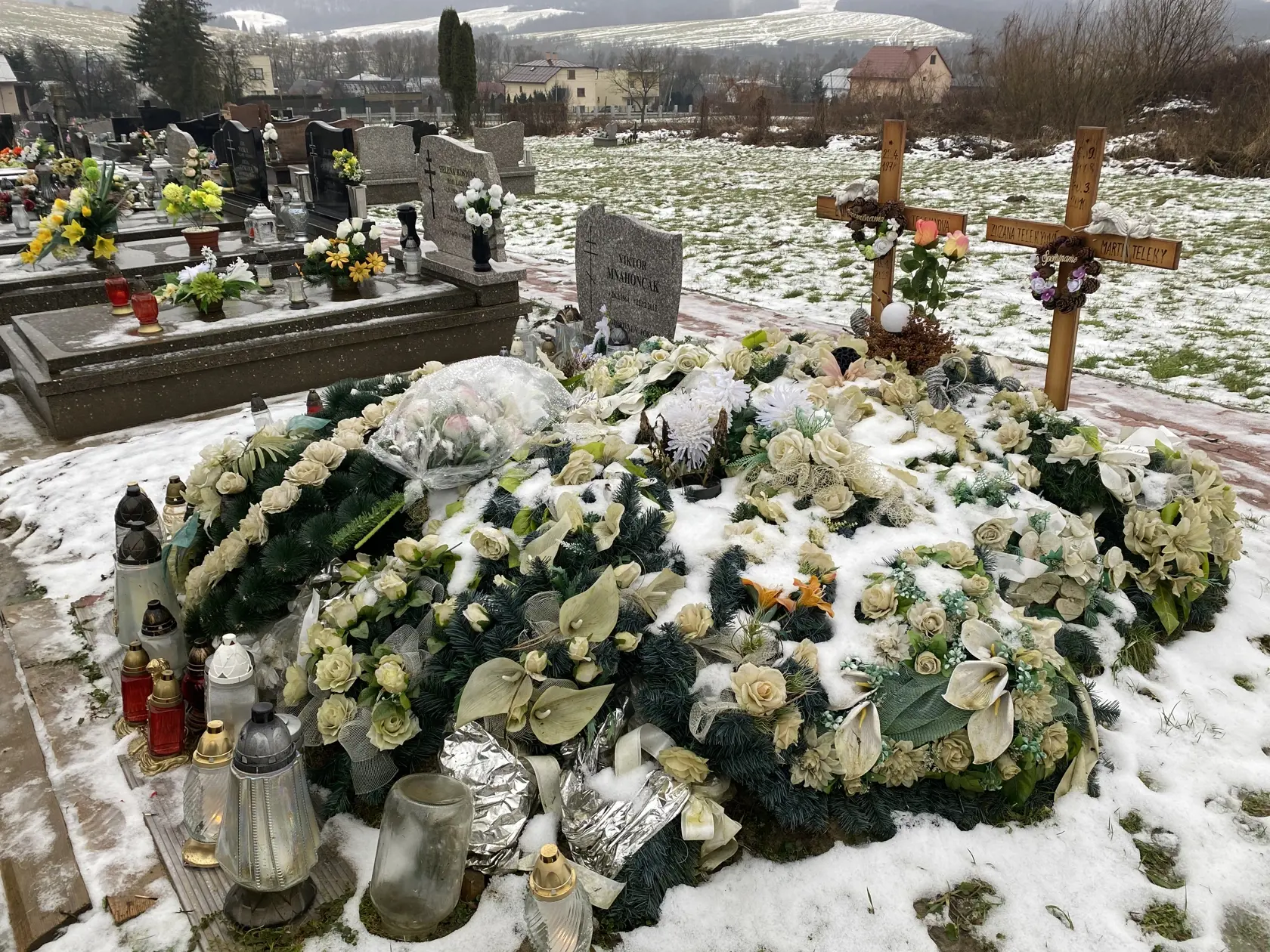 Hroby obetí podnikateľa v informačno-technologickej oblasti Stanislava Telekyho (†53) z Michaloviec. Ten pred rokom zavraždil svoje dve deti Zuzanku (†14) a Martinka (†12), a manželku Eriku (†44). O tri dni sa zastrelil. Jeho pochovali do rodičovského hrobu v Michalovciach. Obete v rodisku Eriky v Ladomírovej pri Svidníku.