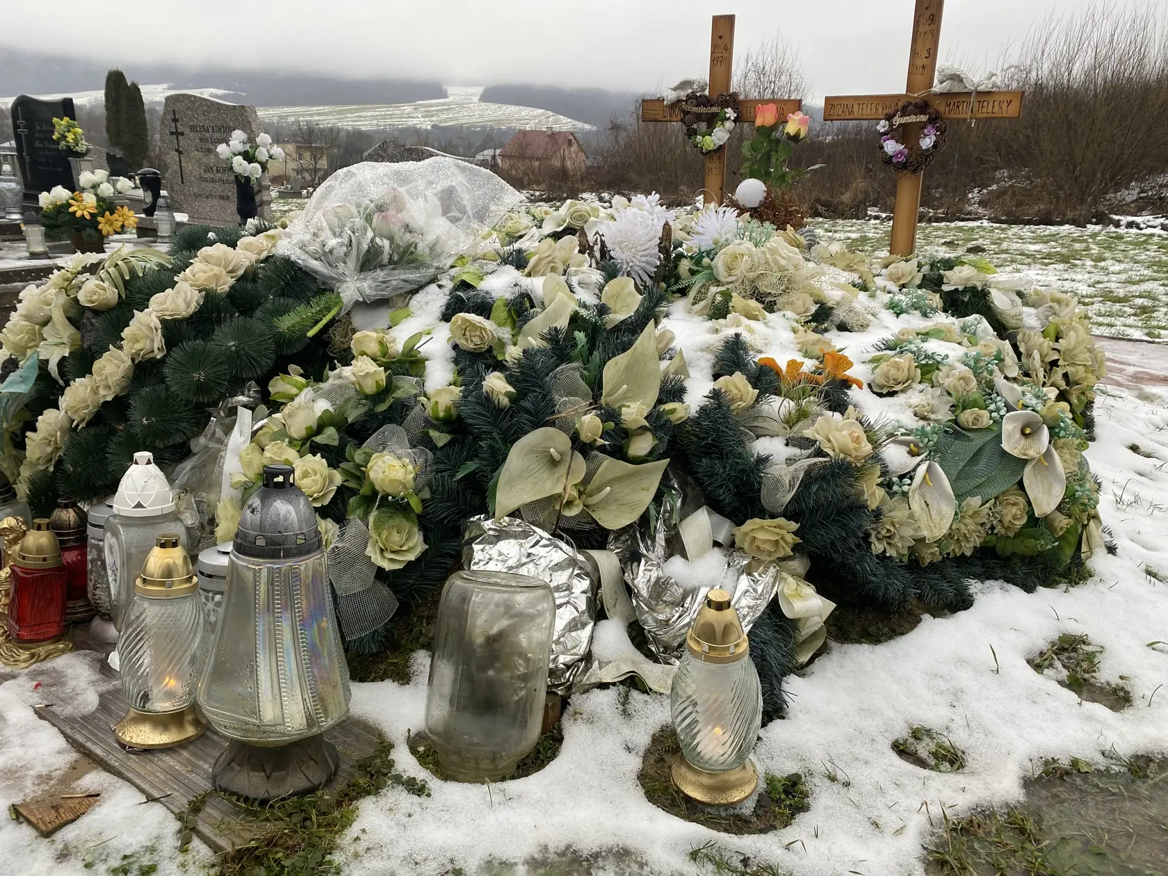 Hroby obetí podnikateľa v informačno-technologickej oblasti Stanislava Telekyho (†53) z Michaloviec. Ten pred rokom zavraždil svoje dve deti Zuzanku (†14) a Martinka (†12), a manželku Eriku (†44). O tri dni sa zastrelil. Jeho pochovali do rodičovského hrobu v Michalovciach. Obete v rodisku Eriky v Ladomírovej pri Svidníku.