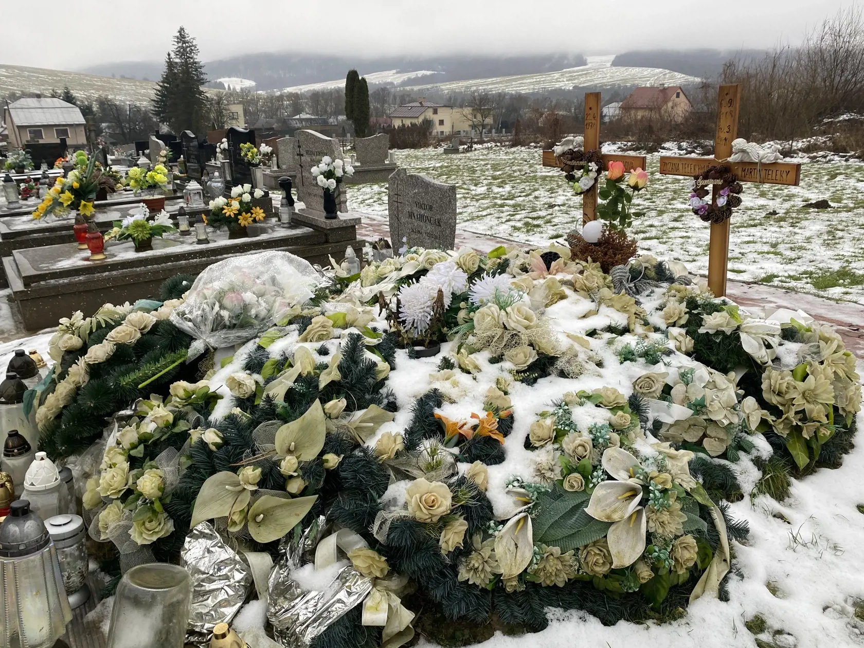 Hroby obetí podnikateľa v informačno-technologickej oblasti Stanislava Telekyho (†53) z Michaloviec. Ten pred rokom zavraždil svoje dve deti Zuzanku (†14) a Martinka (†12), a manželku Eriku (†44). O tri dni sa zastrelil.
