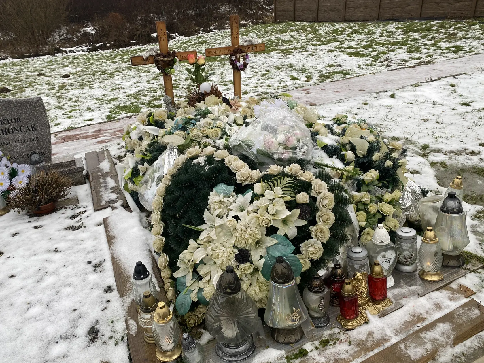 Hroby obetí podnikateľa v informačno-technologickej oblasti Stanislava Telekyho (†53) z Michaloviec. Ten pred rokom zavraždil svoje dve deti Zuzanku (†14) a Martinka (†12), a manželku Eriku (†44). O tri dni sa zastrelil. Jeho pochovali do rodičovského hrobu v Michalovciach. Obete v rodisku Eriky v Ladomírovej pri Svidníku.