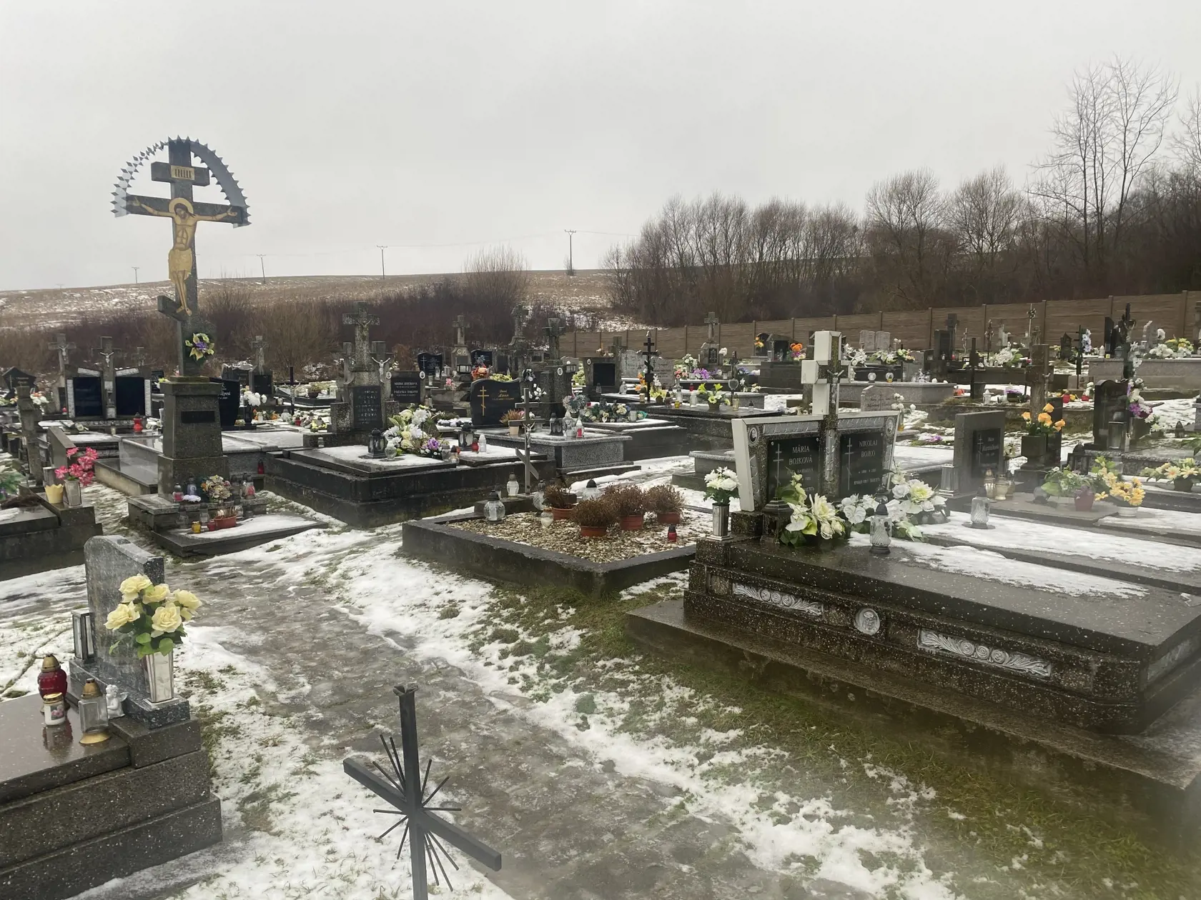 Cintorín v Ladomírovej, kde pochovali obete podnikateľa v informačno-technologickej oblasti Stanislava Telekyho (†53) z Michaloviec. Ten pred rokom zavraždil svoje dve deti a manželku a o tri dni sa zastrelil.