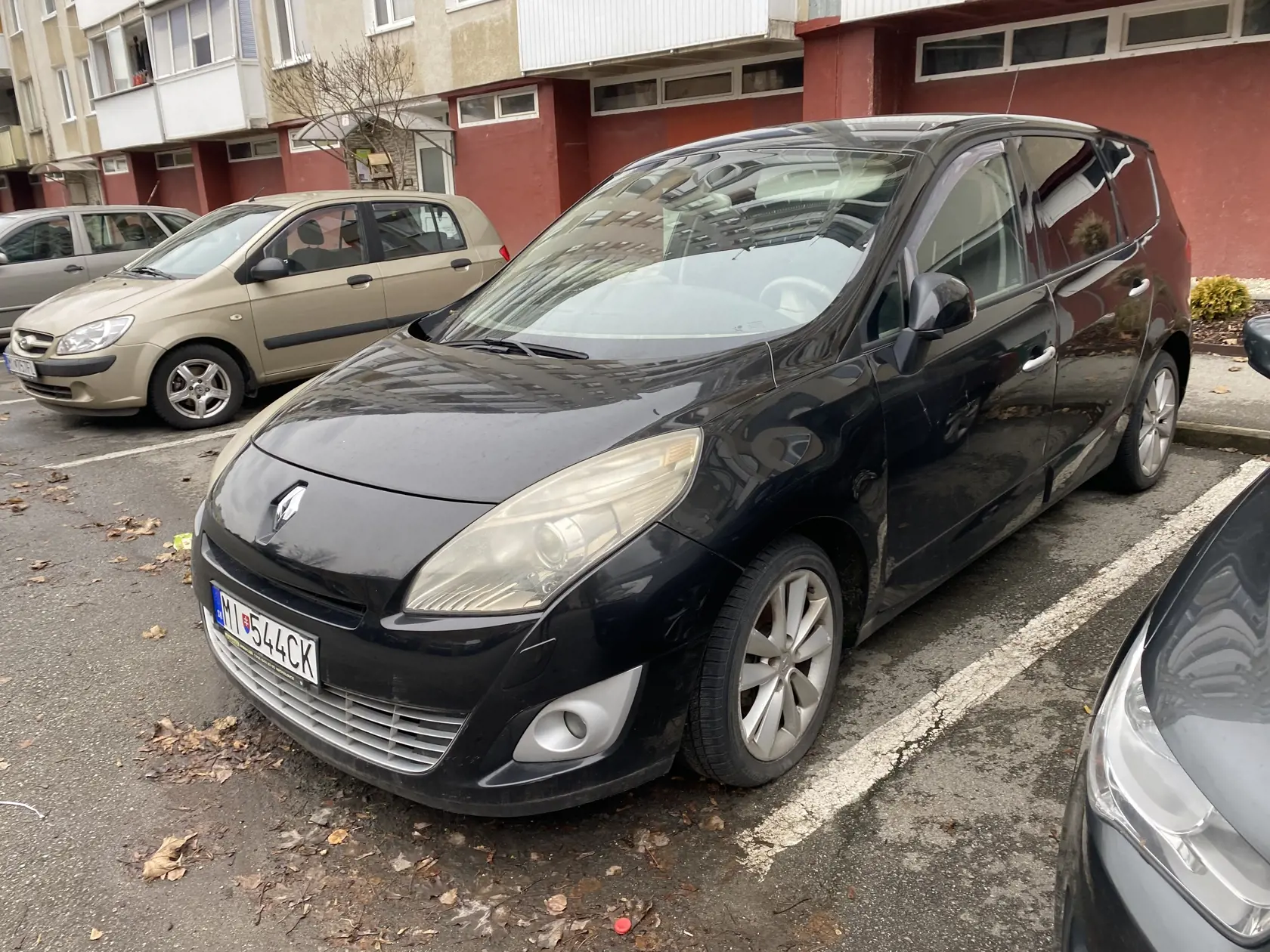 Stanislavove renaultky - čierna a zelená stále stoja zaparkované na mieste, kde ich pred tragédiou odstavil