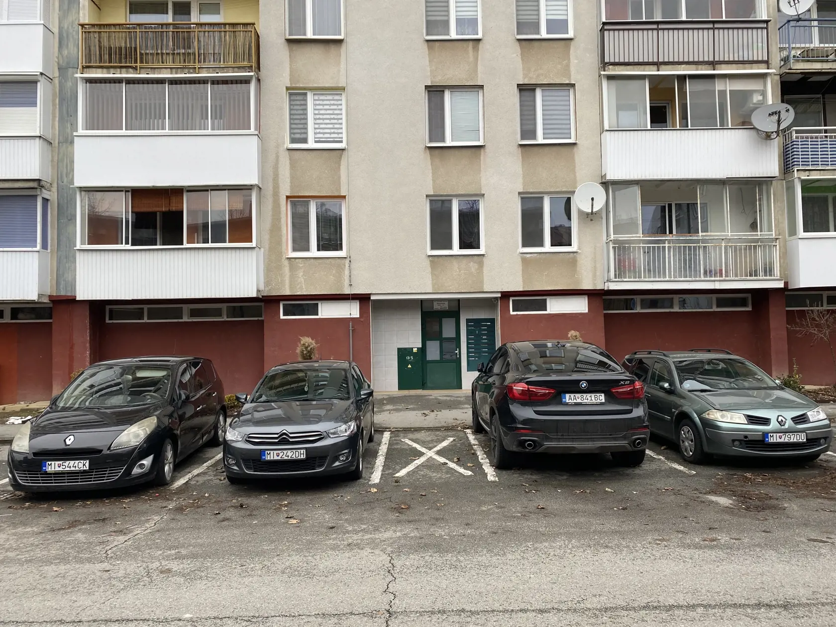 Stanislavove renaultky - čierna a zelená stále stoja zaparkované na mieste, kde ich pred tragédiou odstavil