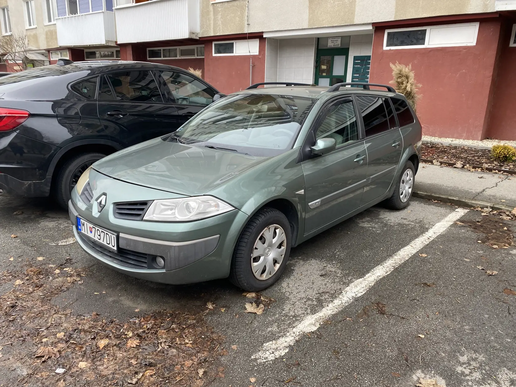 Stanislavove renaultky - čierna a zelená stále stoja zaparkované na mieste, kde ich pred tragédiou odstavil