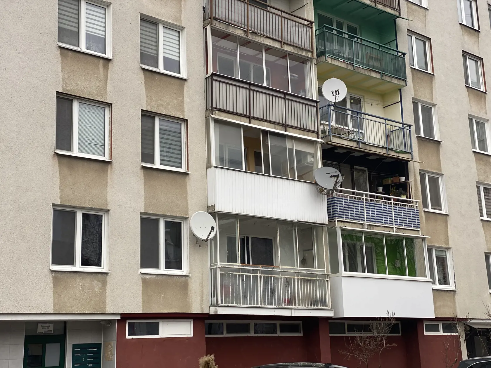 Zastavil sa tam čas. V byte na druhom poschodí, kde je sivý satelit, nik nebýva. Je stále zapečatený.