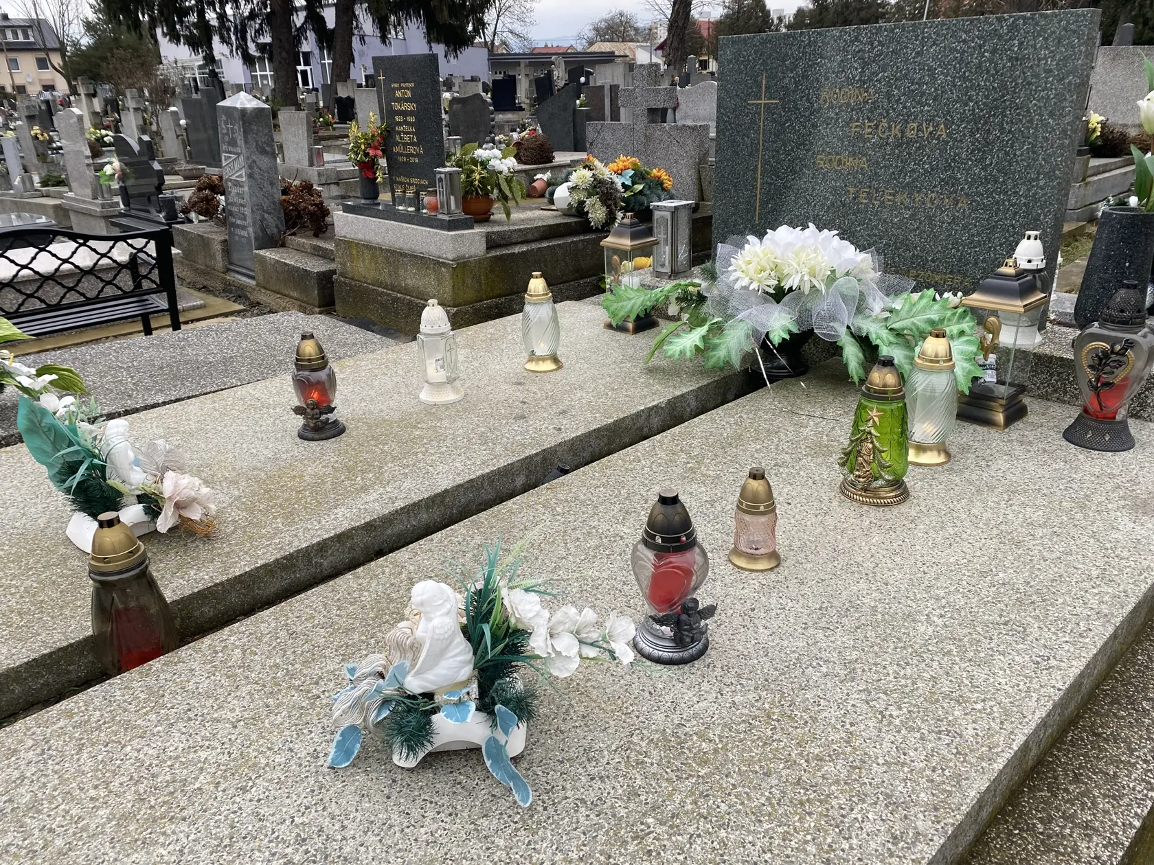 V piatok 19. januára, štyri dni pred ročným výročím pohrebu Stanislava Telekyho (†53) z Michaloviec, ktorý zavraždil svoje dve deti a manželku a potom spáchal samovraždu, horeli na mieste, kde ho pochovali do rodinnej hroby, sviečky. Napriek tomu, že v meste nik z jeho dvoch bratov a iných príbuzných nežijú.
