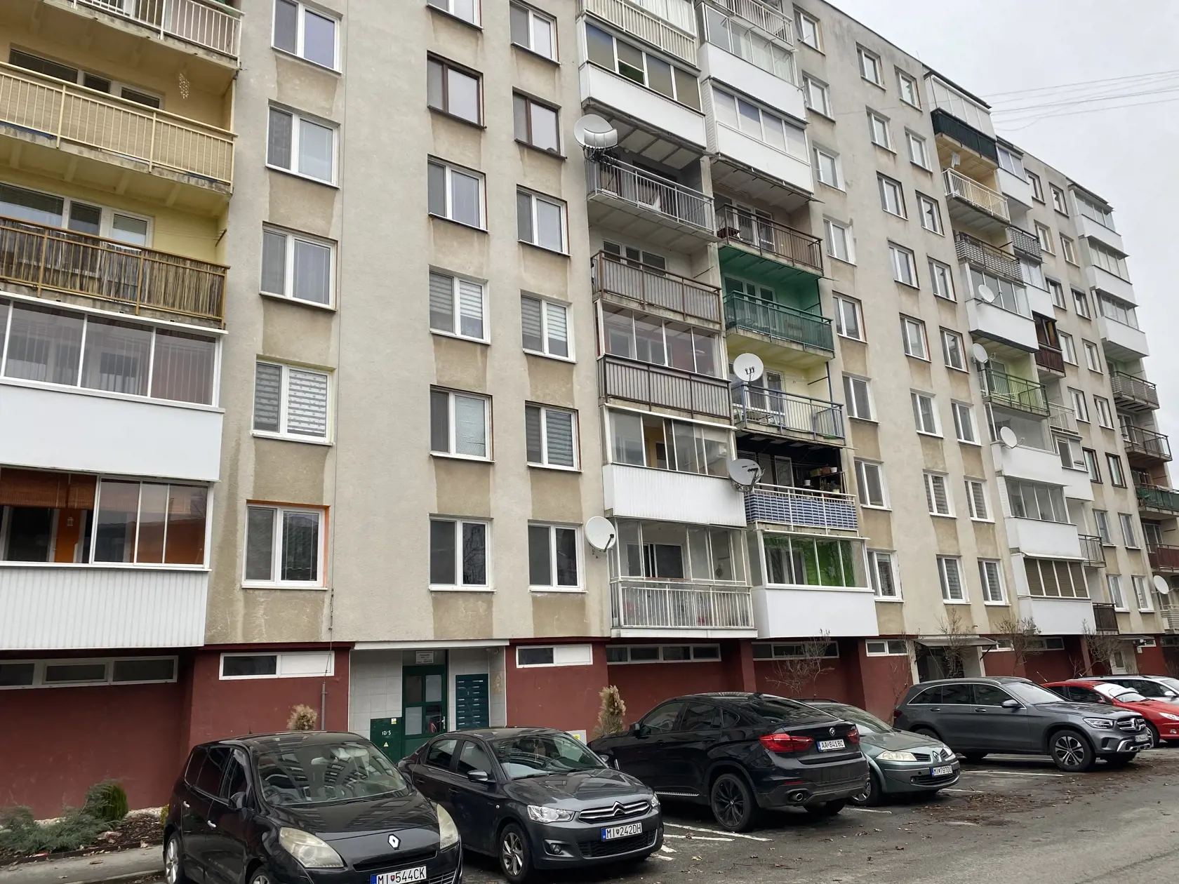Byt Telekyovcov je v bytovom dome na Bieloruskej ulici. Doteraz tam nikto nebýva. Je zapečatený a prístup do neho má iba notárka. Podľa zdrojov blízkych polícii, Stanislav najprv omámil svoje dve deti a manželku látkou podobnou zloženiu lieku Rohypnol. A potom im pichol inzulín. “On sám bol diabetik. Vybral si z lekárne inzulín na tri mesiace vopred,” prezradil nám dôveryhodný zdroj.
