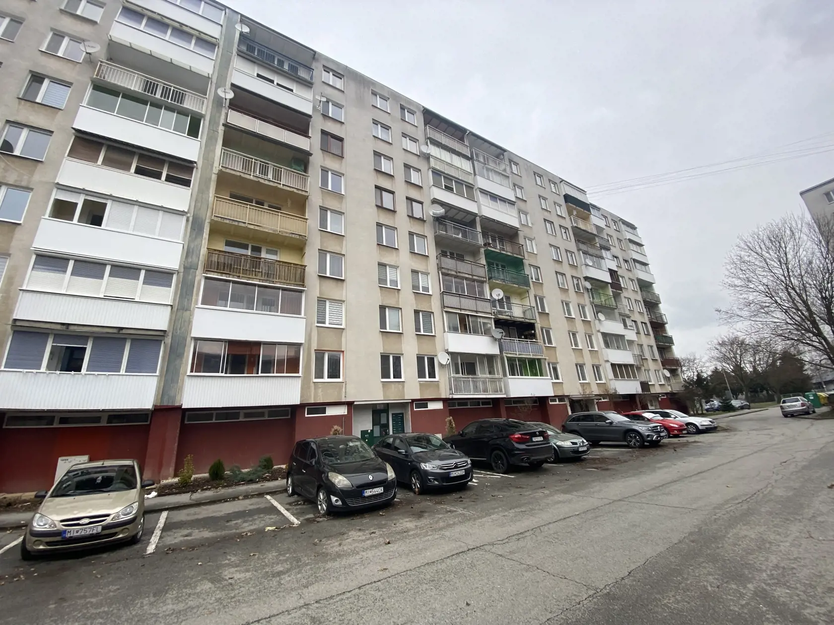 Bieloruská ulica v Michalovciach sa pred rokom stala dejiskom hrôzostrašnej tragédie. Podľa zdrojov blízkych polícii, Stanislav najprv omámil svoje dve deti a manželku látkou podobnou zloženiu lieku Rohypnol. A potom im pichol inzulín. “On sám bol diabetik. Vybral si z lekárne inzulín na tri mesiace vopred,” prezradil nám dôveryhodný zdroj.