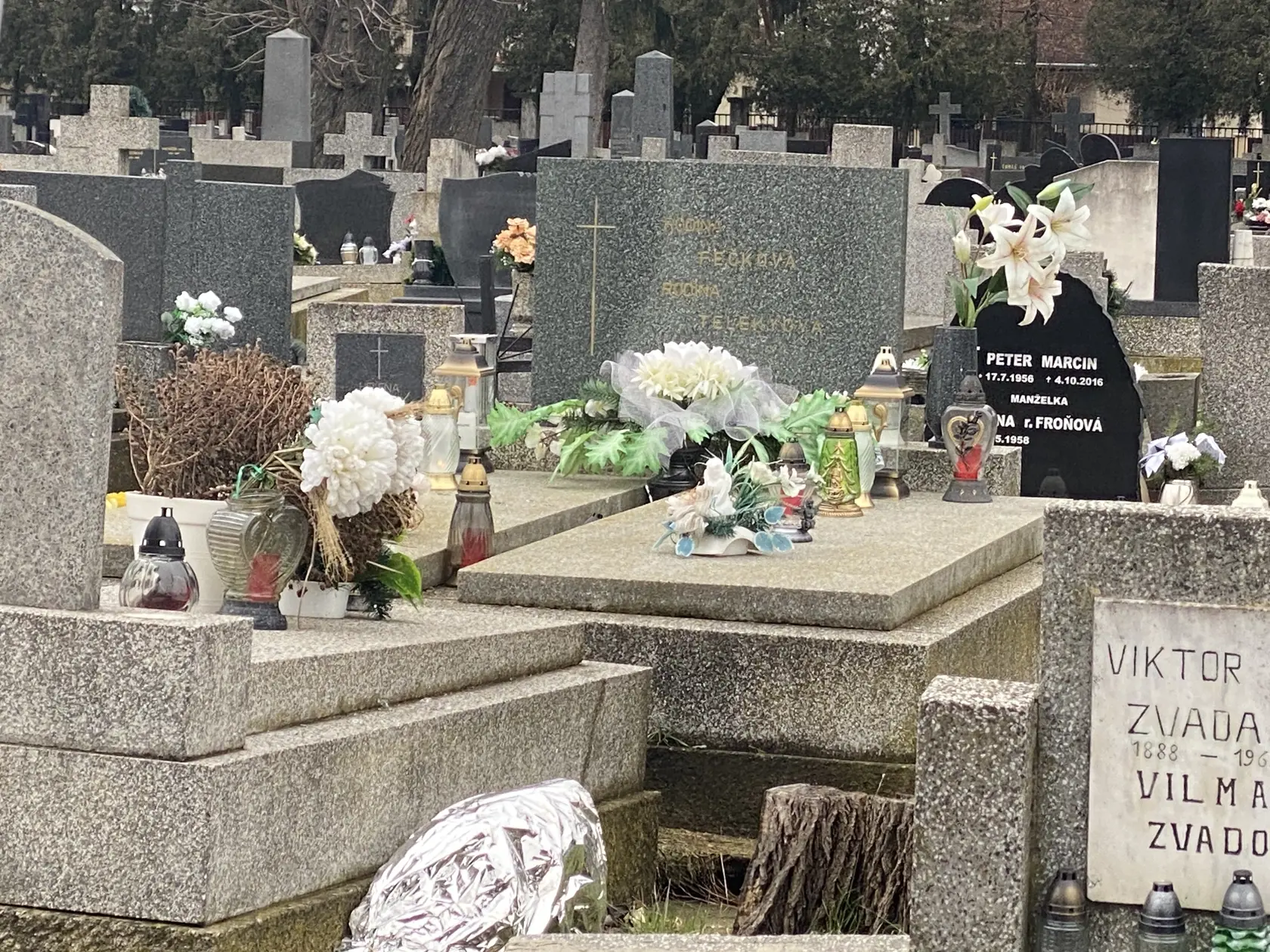 Stanislava Telekyho (†53) z Michaloviec, ktorý po trojnásobnej vražde spáchal samovraždu, pochovali do hrobu jeho rodičov. Podľa zdrojov blízkych polícii, Stano najprv omámil svoje dve deti a manželku látkou podobnou zloženiu lieku Rohypnol. A potom im pichol inzulín. “On sám bol diabetik. Vybral si z lekárne inzulín na tri mesiace vopred,” prezradil nám dôveryhodný zdroj.
