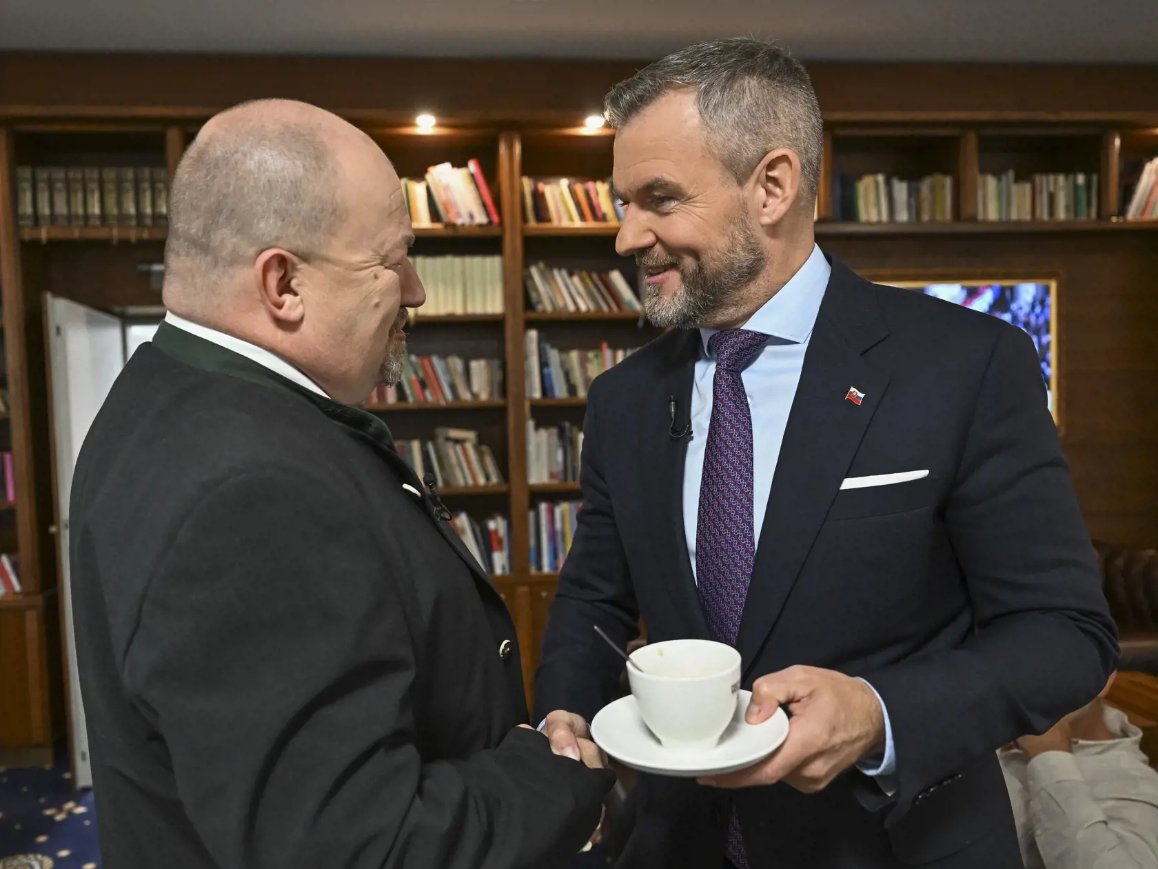 Na snímke zľava za SNS predseda Národnej koalície a starosta obce Očová Rudolf Huliak a predseda strany Hlas-SD Peter Pellegrini  pred povolebnou diskusiou v RTVS O 5 minút 12 k výsledkom predčasných parlamentných volieb na Slovensku v Bratislave 1. októbra 2023. FOTO TASR - Jaroslav Novák