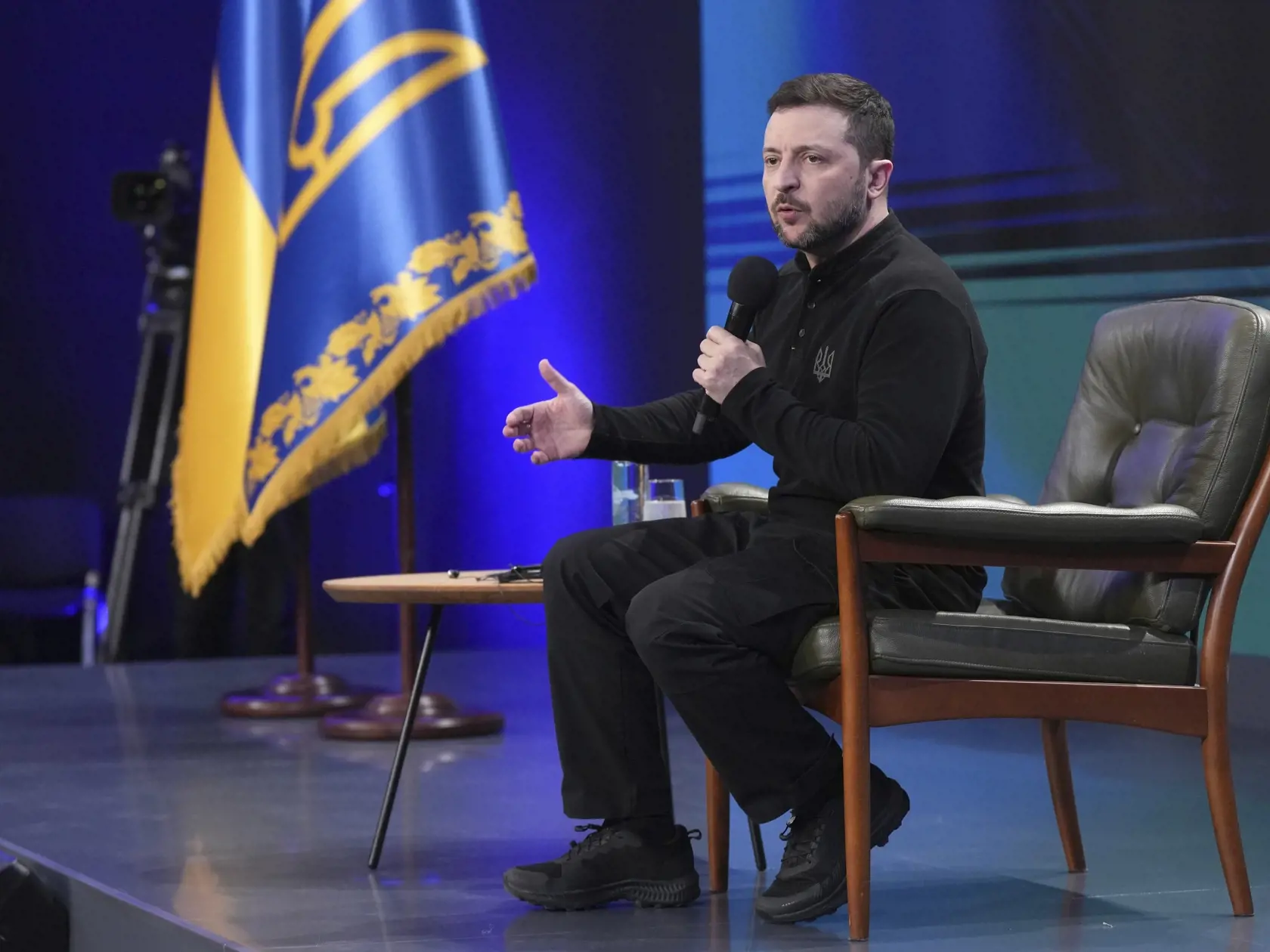 KK86 Kyjev - Ukrajinský prezident Volodymyr Zelenskyj odpovedá na otázky počas tlačovej konferencie v Kyjeve 23. februára 2025. FOTO TASR/AP
Ukrainian President Volodymyr Zelenskyy answers media questions during his press conference, in Kyiv, Ukraine, Sunday, Feb. 23, 2025. (AP Photo/Evgeniy Maloletka)