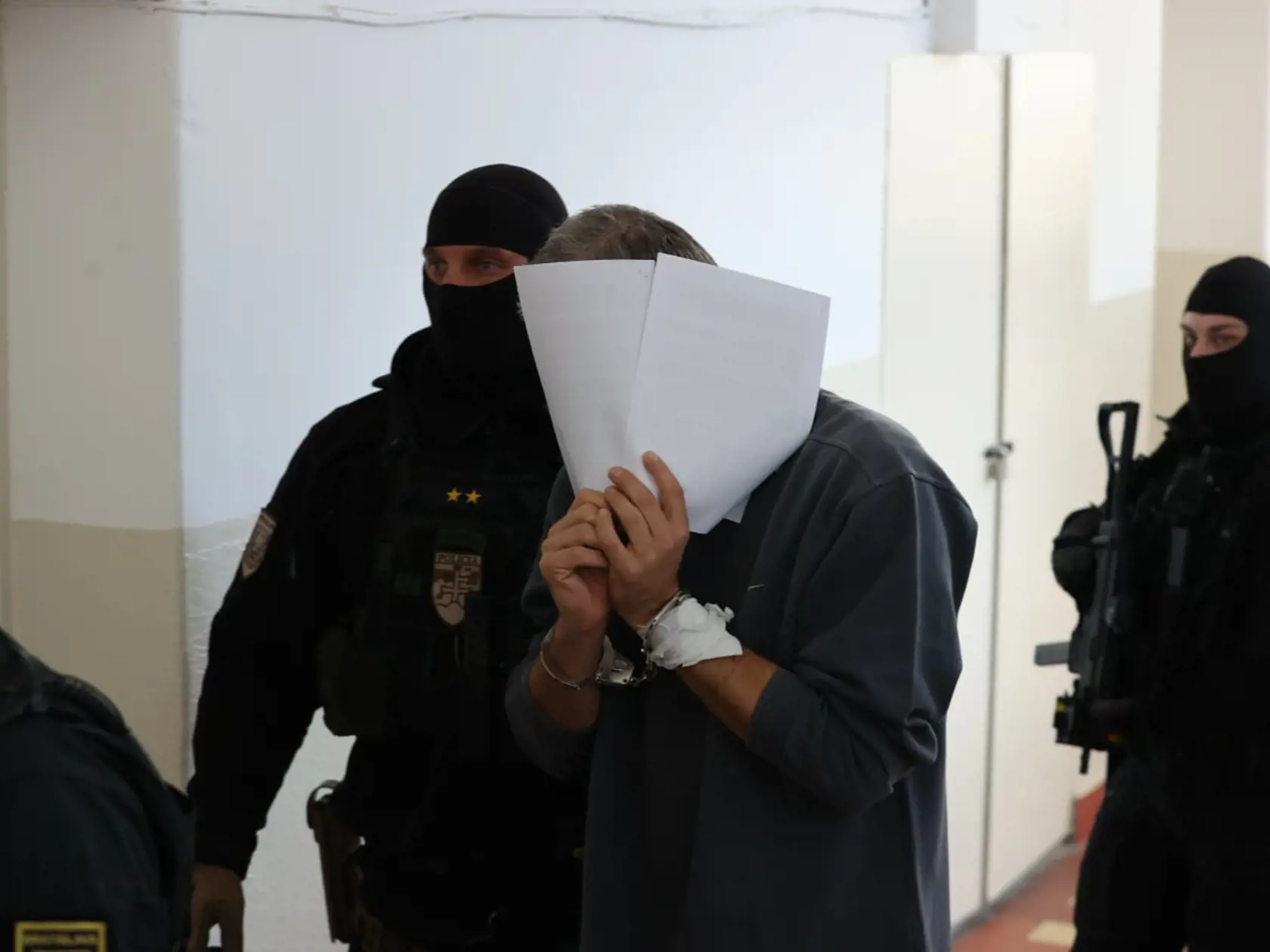 Mestský súd Bratislava I v týchto chvíľach rozhoduje o väzbe pre 43-ročného Juraja, ktorého polícia viní z brutálnej vraždy svojej manželky Janky († 40) v bratislavskom Prievoze. Manželský pár žil v susedstve lídra skupiny Elán Joža Ráža.