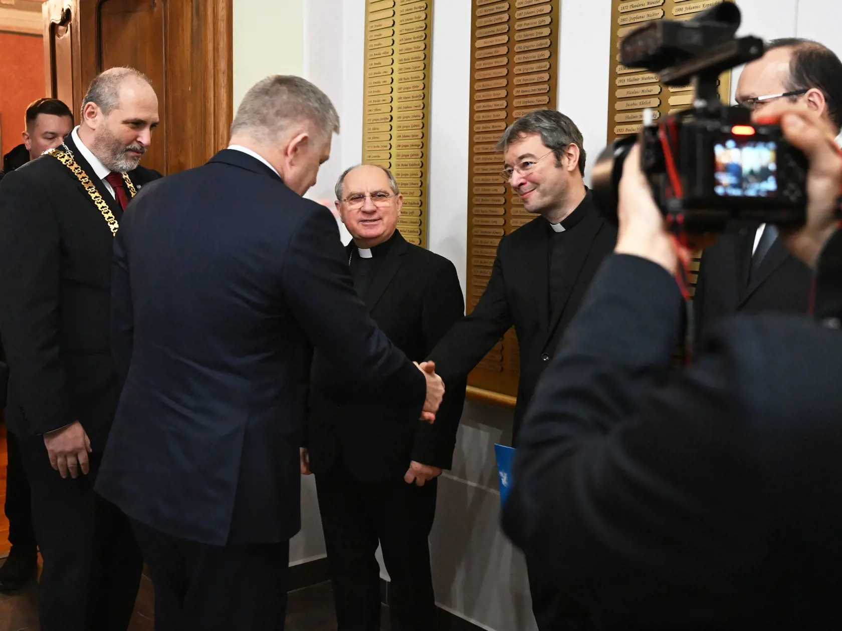 Na snímke druhý zľava predseda vlády SR Robert Fico (Smer-SD), vľavo primátor Košíc Jaroslav Polaček, tretí zľava arcibiskup Bernard Bober a pomocný biskup Marek Forgáč počas pracovného stretnutia na tému program štátom podporovaného nájomného bývania za účasti zástupcov Ministerstva dopravy SR, Agentúry štátom podporovaného nájomného bývania, mesta Košice, Košickej arcidiecézy a zástupcov investora v Košiciach 16. januára 2025. FOTO TASR – František Iván