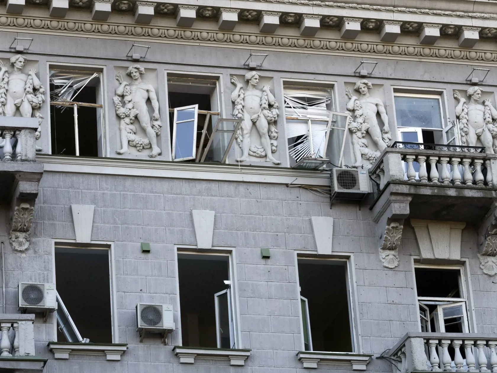 Na snímke sú rozbité sklá na oknách historickej budovy po ruskom raketovom útoku v Kyjeve v utorok 12. októbra 2022.