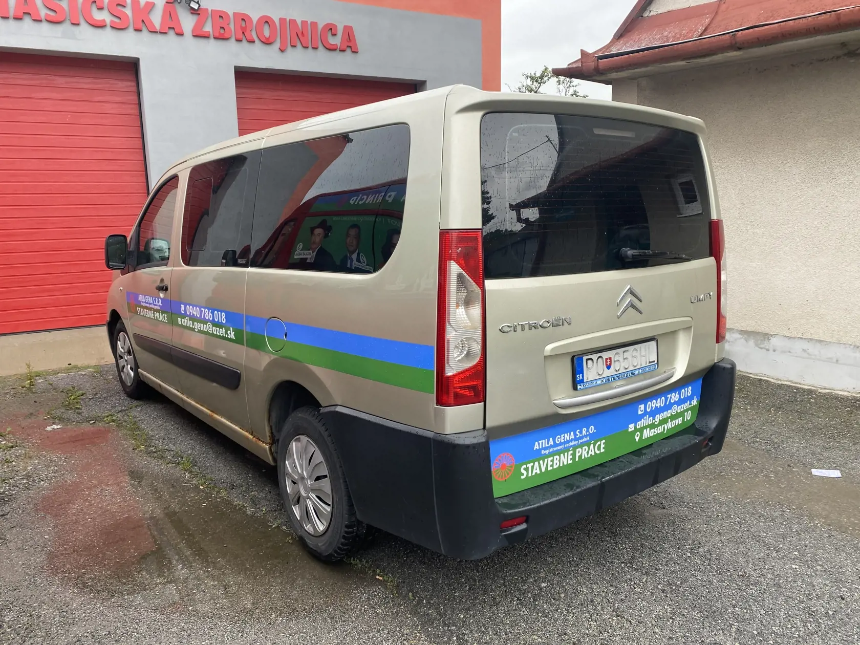 V obci po Atillovi Géňovi zostalo viacero áut s polepmi s jeho menom a názvom jeho stavebnej firmy.