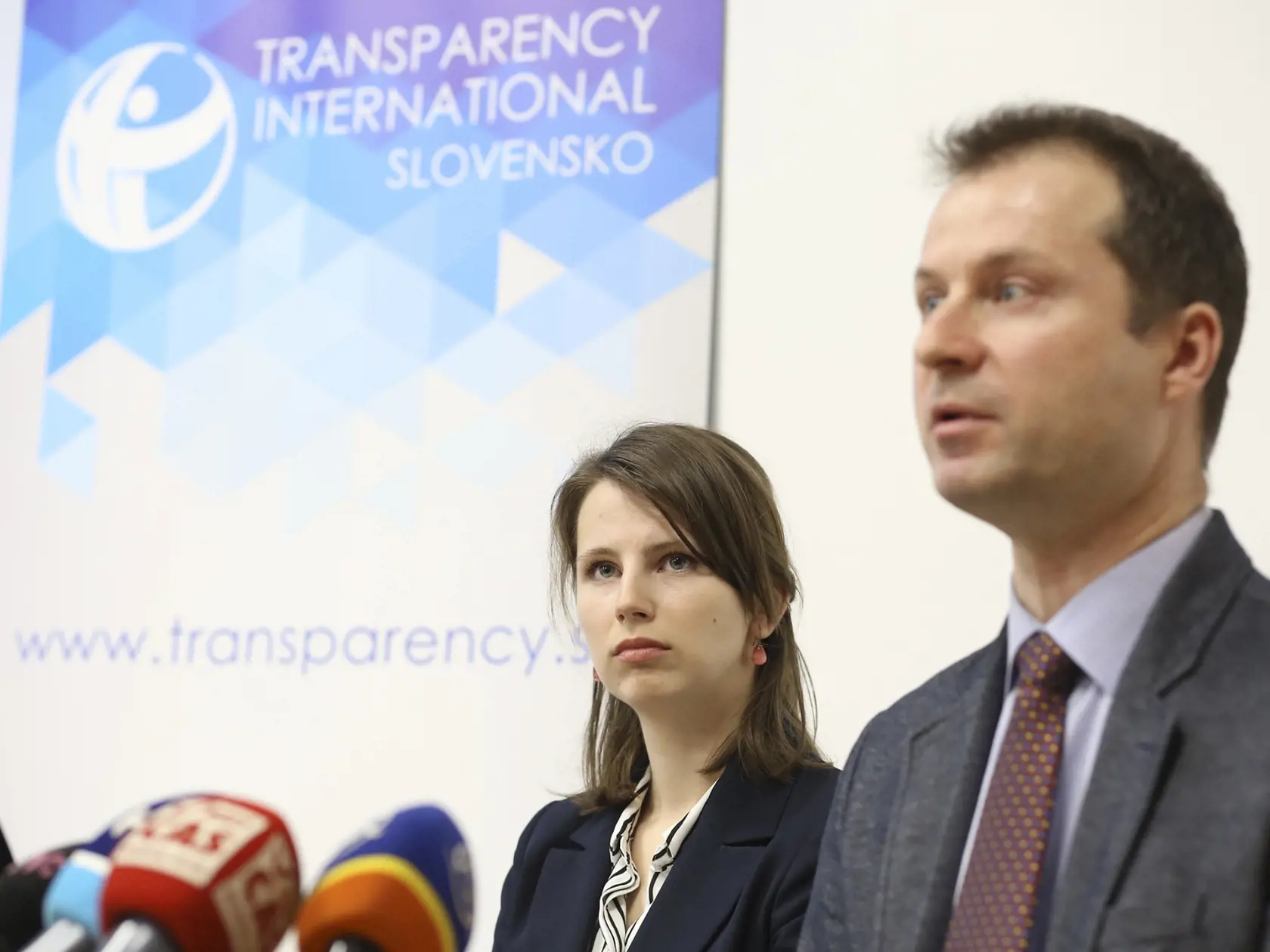 Bývalá pracovníčka Zuzana Hlávková a riaditeľ Transparency International Gabriel Šípoš