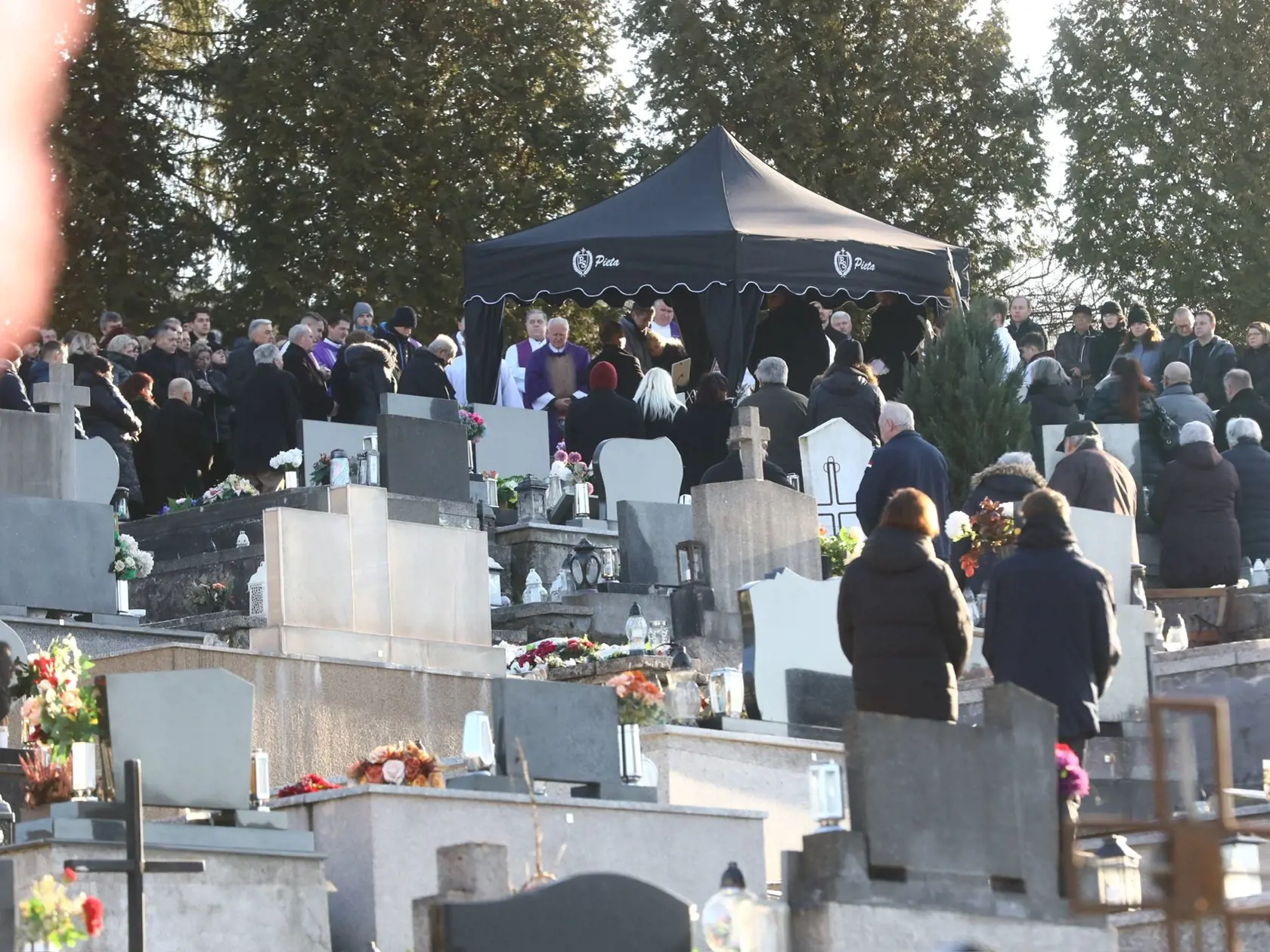 Peter zomrel pri tragickej autonehode.