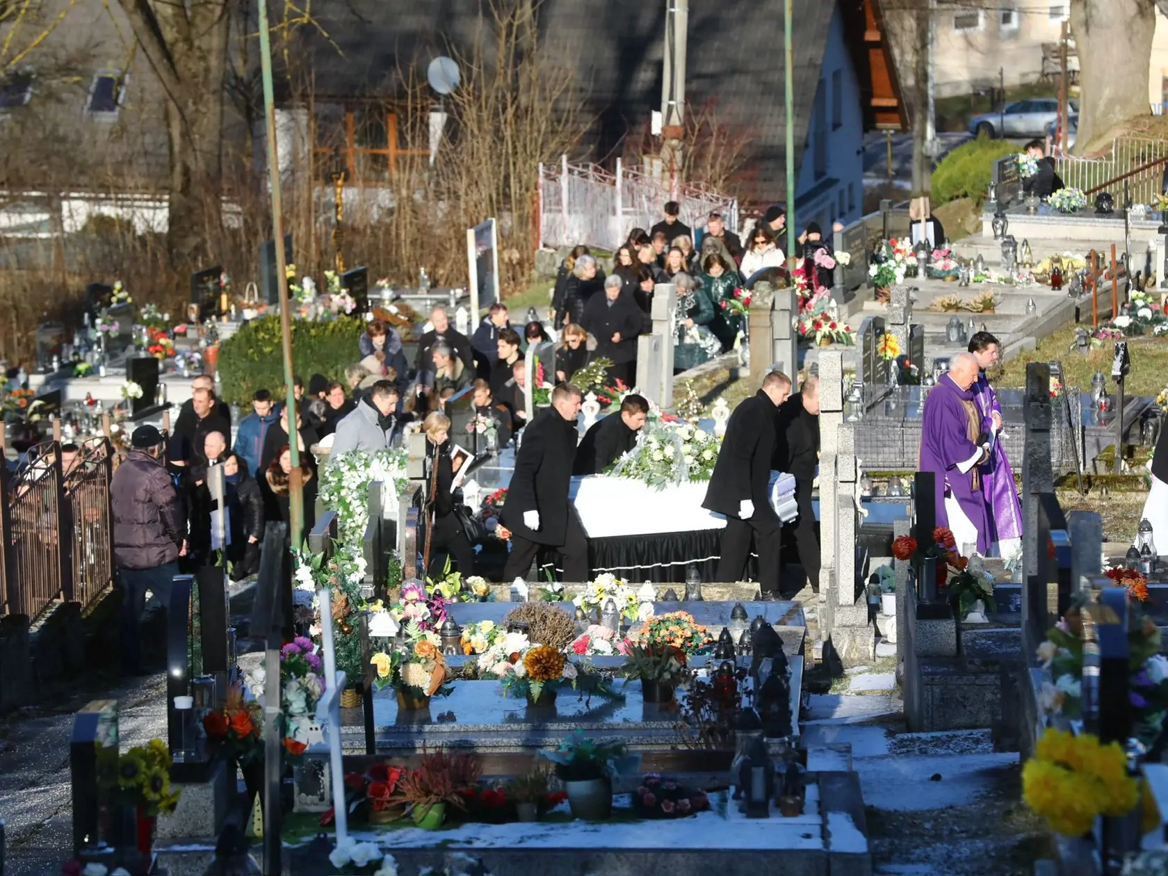 Pri vkladaní rakvy do hrobu sa cintorínom ozýval zúfalý plač jeho matky.