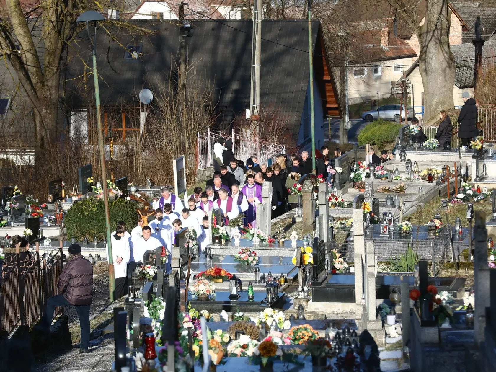 Pri vkladaní rakvy do hrobu sa cintorínom ozýval zúfalý plač jeho matky.